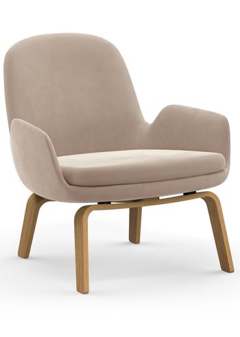 Normann Copenhagen - Fotel - Era Lounge Chair Low Wood - Oak Frame / Fabric: City Velvet