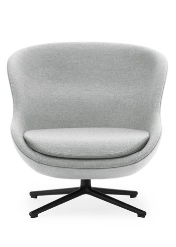 Normann Copenhagen - Fåtölj - Hyg Lounge Chair by Simon Legald / Low - Synergy / Black Aluminium Swivel
