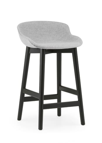 Normann Copenhagen - Stol - Hyg bar stool 65 cm wood - full upholstery - Synergy 16 - Black Oak