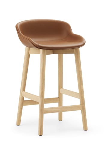 Normann Copenhagen - Stol - Hyg bar stool 65 cm wood - full upholstery - Ultra leather brandy - Oak