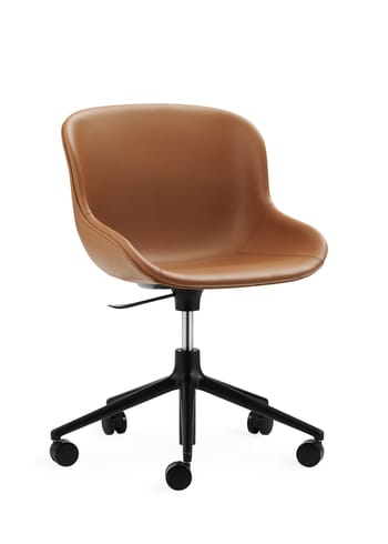 Normann Copenhagen - Puheenjohtaja - Hyg Chair Swivel 5W Gaslift - Full upholstery - Seat: Ultra leather brandy / Frame: Black Aluminum