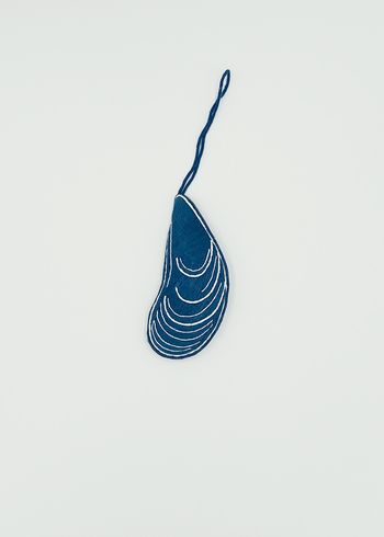 Nynne Rosenvinge - Christmas Ornaments - Embroidered Clam Shell - 05: Blue