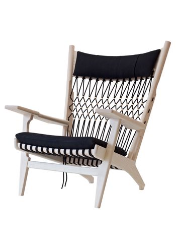 PP Møbler - Lounge stoel - pp129 Web Chair / By Hans J. Wegner - Hallingdal 65 0190 / Black Flag Halyard / Brass / Soaped Ash