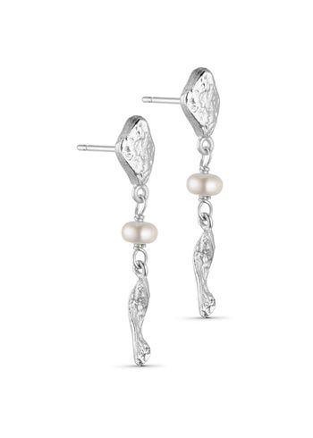 Pure By Nat - Boucles d'oreilles - Lina Post Earrings W. Pendants & Pearls - Silver Plated