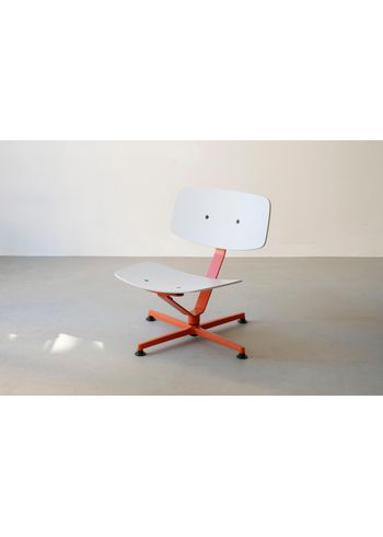 raawii - Wekker - Arba Lounge Chair By Erwan Bouroullec - Orange base / light grey shell