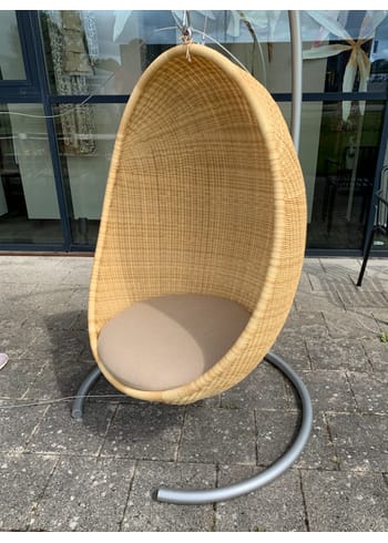 Sika - Hangende stoel - Hanging Egg Hængestol Exterior m. stativ og hynde - Showroom Model - Natur
