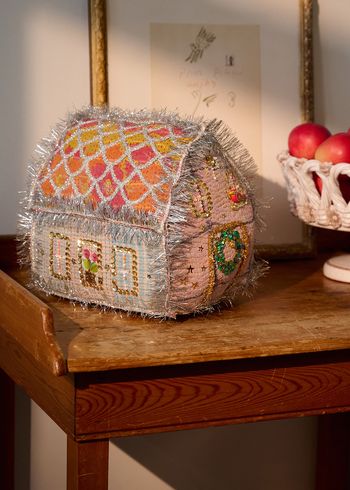 Sissel Edelbo - Joulukoristeet - Large Gingerbread Kantha House - No. 283