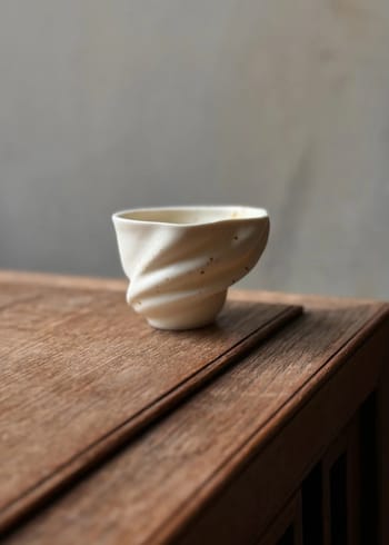 Studio Aarhus - Copie - Shell Swan cup espresso - White