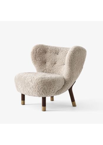 &tradition - Lounge stoel - Little Petra - Limited Edition - Walnut w. Brass Detail / Sheepskin 17mm Moonlight