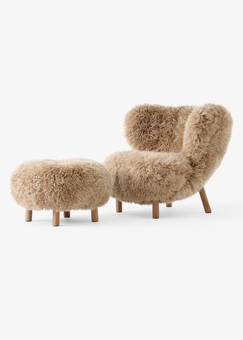 &tradition - Lounge stoel - Little Petra VB1 & Pouf ATD1 - Sheepskin Honey, 50 mm / Oak