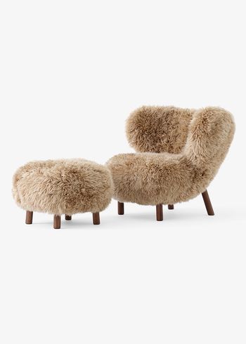 &tradition - Lounge stoel - Little Petra VB1 & Pouf ATD1 - Sheepskin Honey, 50 mm / Walnut