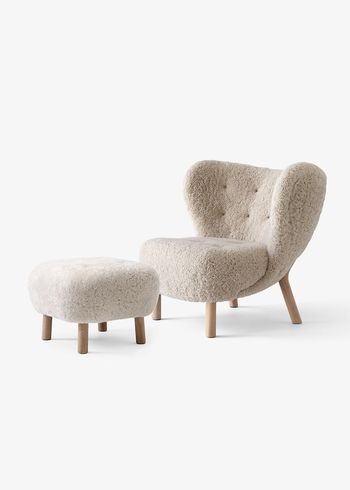 &tradition - Lounge stoel - Little Petra VB1 & Pouf ATD1 - Sheepskin Moonlight, 17 mm / Oak