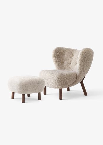 &tradition - Lounge stoel - Little Petra VB1 & Pouf ATD1 - Sheepskin Moonlight, 17 mm / Walnut