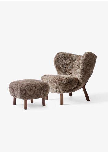 &tradition - Lounge stoel - Little Petra VB1 & Pouf ATD1 - Sheepskin Sahara, 17 mm / Walnut