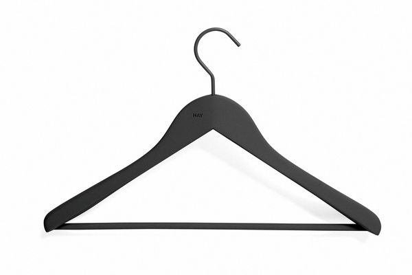 https://images.byflou.com/13/3/images/products/600/0/hay-boejle-soft-coat-hanger-wide-black-w-bar-5117761.jpeg