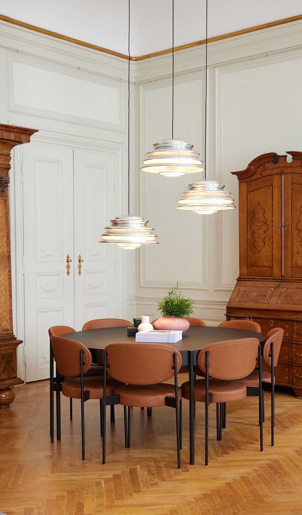 Hive Lamp & Stacking Chair - Verpan Indretning