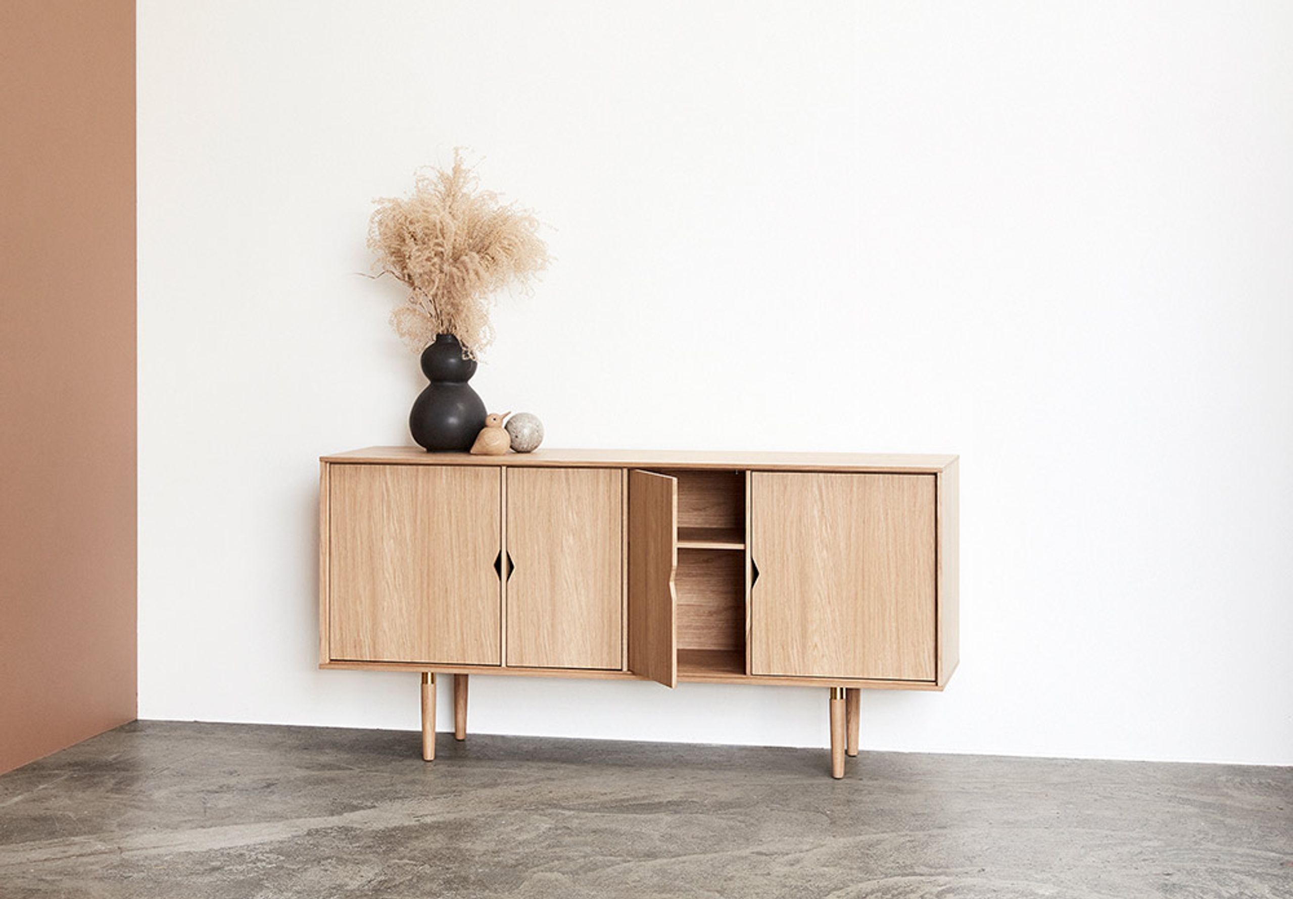 Andersen Furniture - Cómoda - Unique's Sideboard - Black base / Oak veneer fronts - Incl. 4 shelves