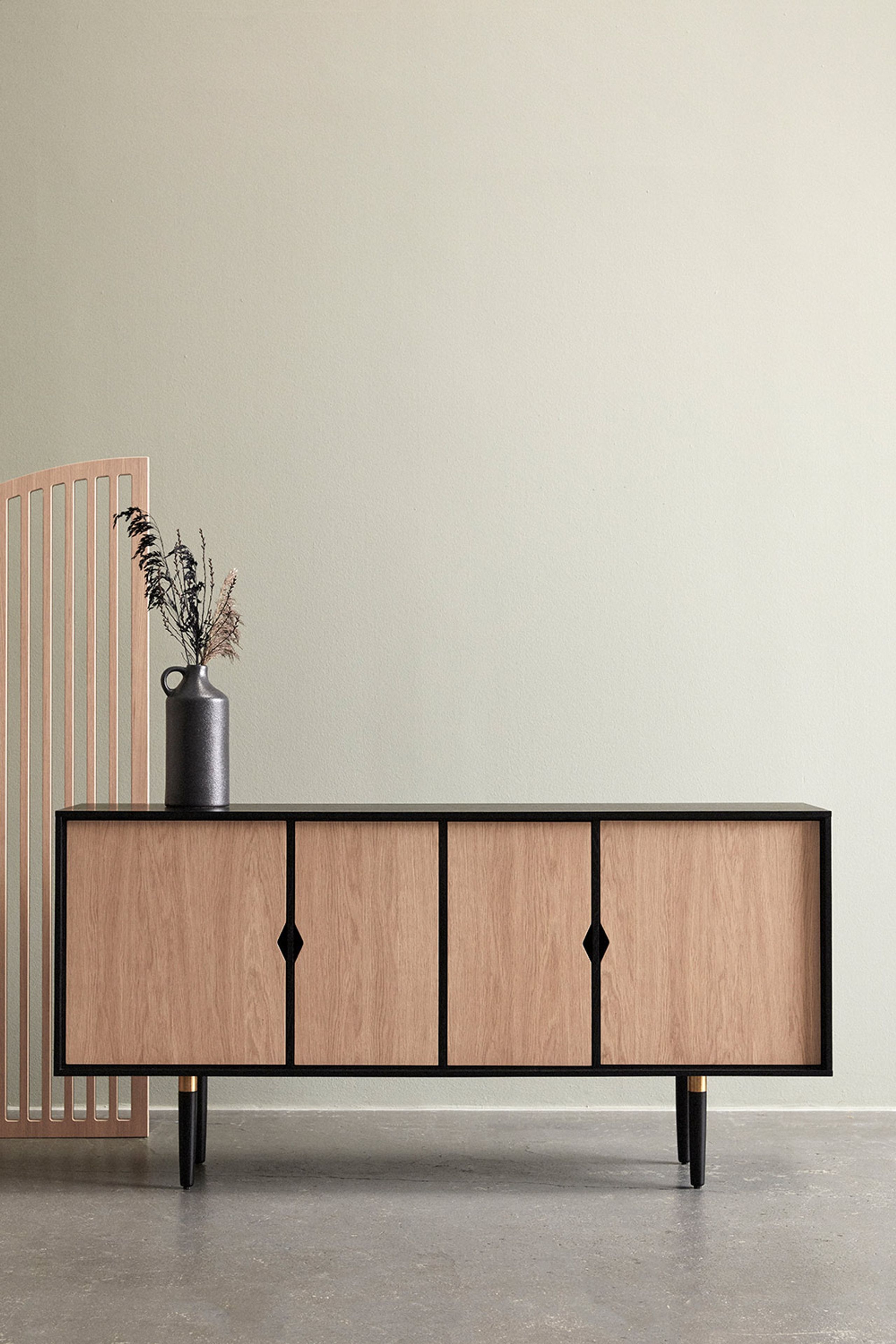 Andersen Furniture - Cómoda - Unique's Sideboard - Black base / Oak veneer fronts - Incl. 4 shelves