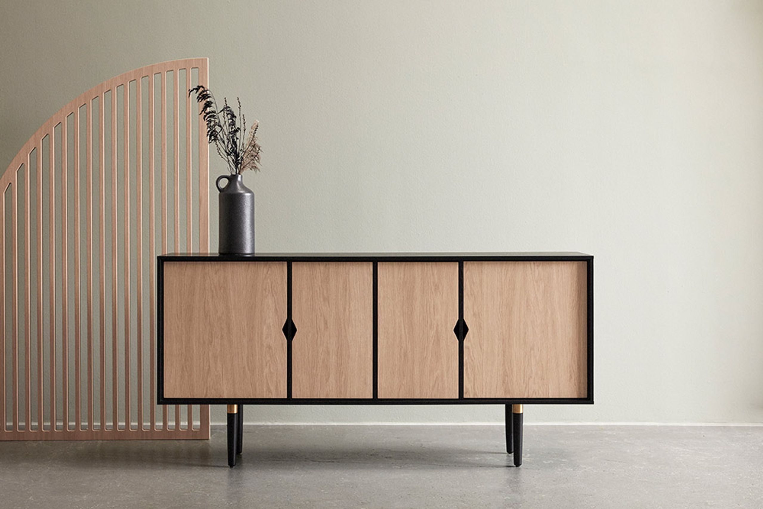 Andersen Furniture - Cómoda - Unique's Sideboard - Black base / Oak veneer fronts - Incl. 4 shelves