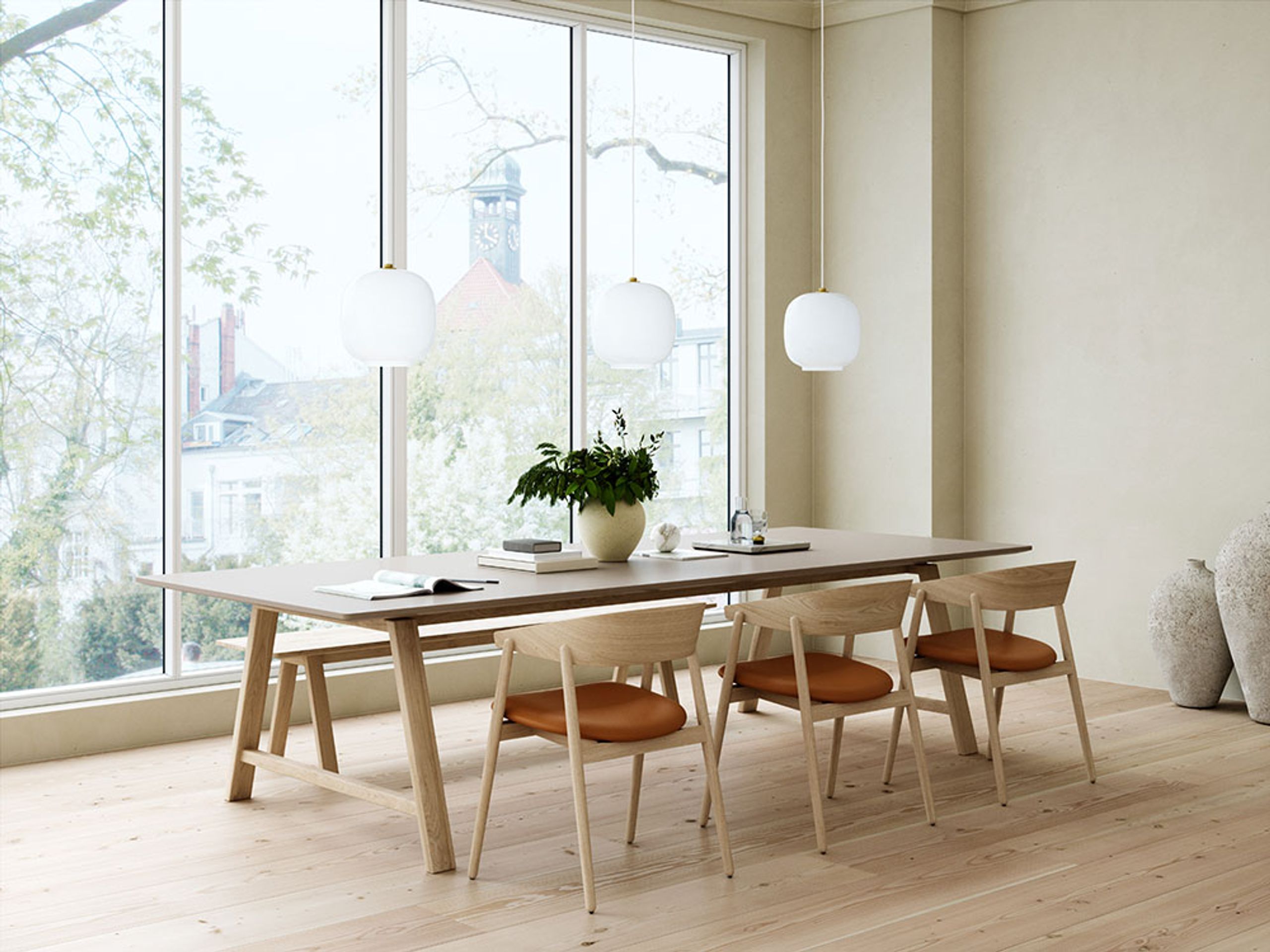 Andersen Furniture - Chaise à manger - AC2 Chair / Padded Seat - Hêtre / Blanc pigmenté laqué mat / Cuir : Cognac