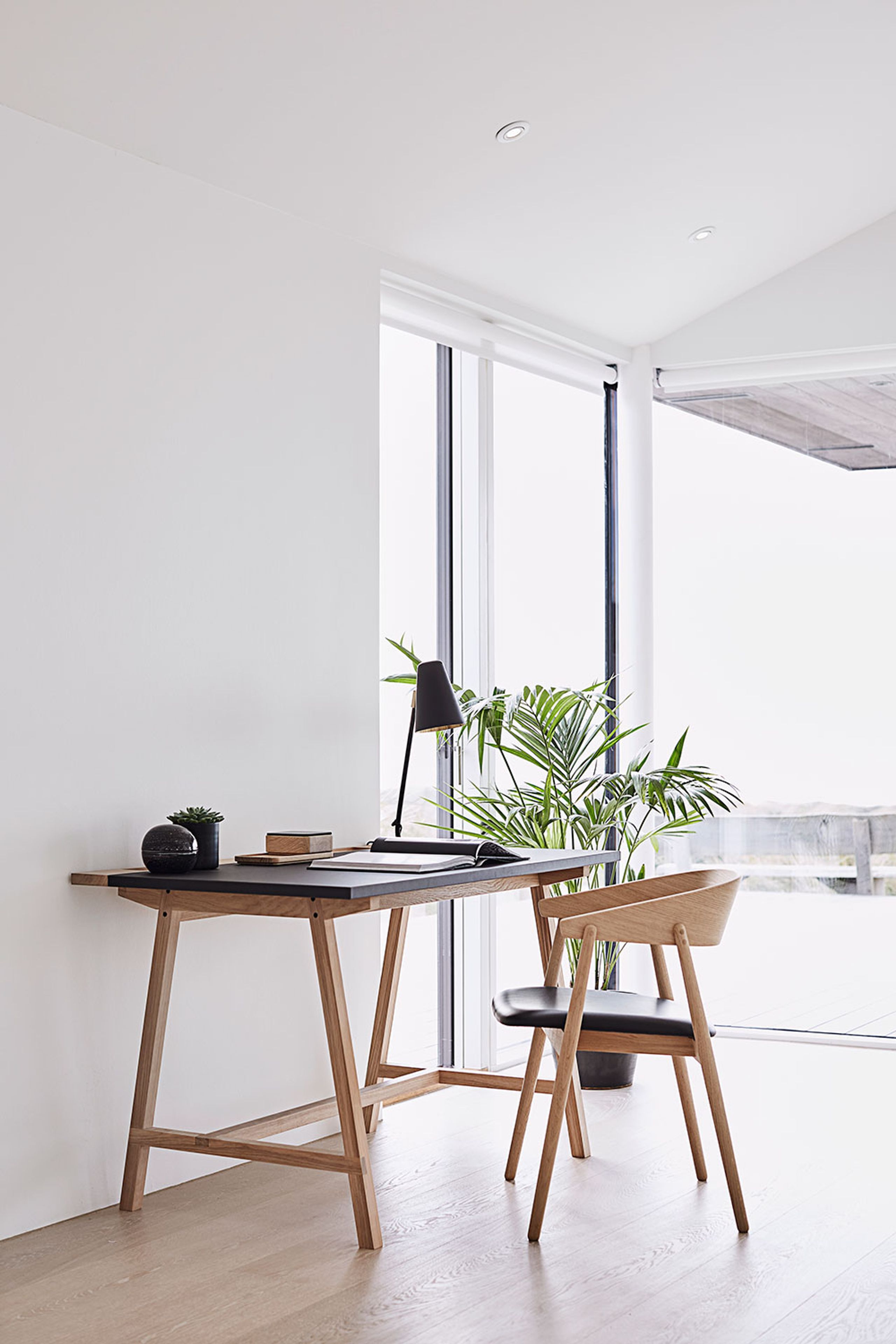 Andersen Furniture - Chaise à manger - AC2 Chair / Padded Seat - Hêtre / Blanc pigmenté laqué mat / Cuir : Cognac