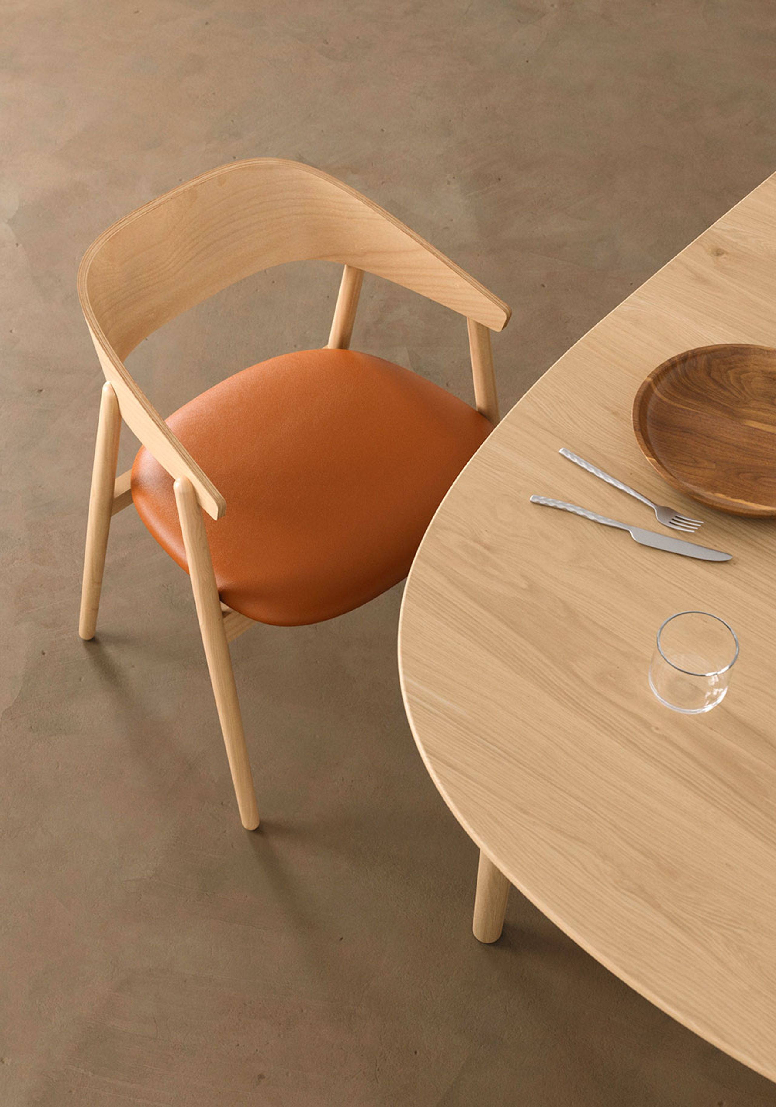 Andersen Furniture - Chaise à manger - AC2 Chair / Padded Seat - Hêtre / Blanc pigmenté laqué mat / Cuir : Cognac