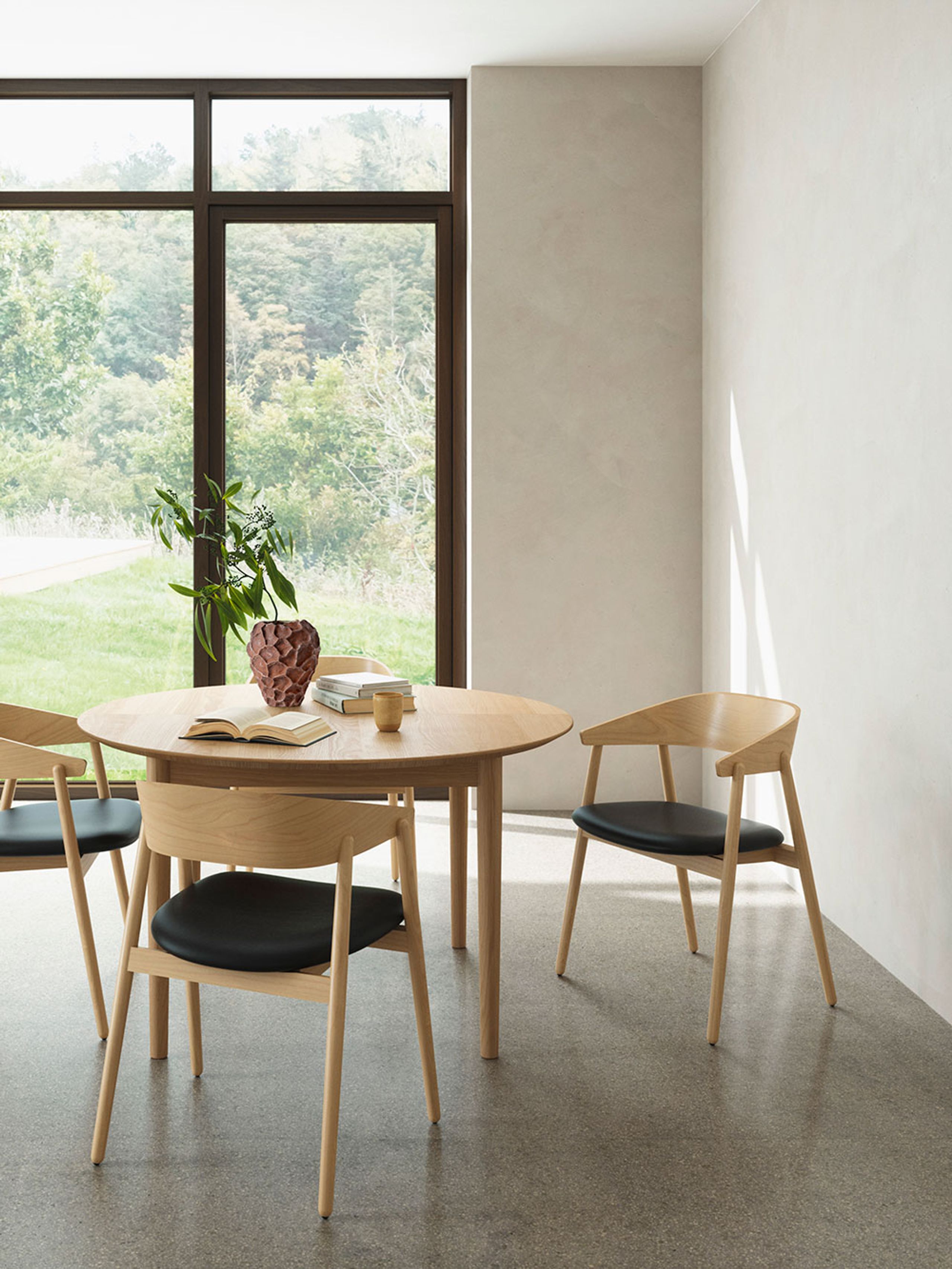 Andersen Furniture - Chaise à manger - AC2 Chair / Padded Seat - Hêtre / Blanc pigmenté laqué mat / Cuir : Cognac