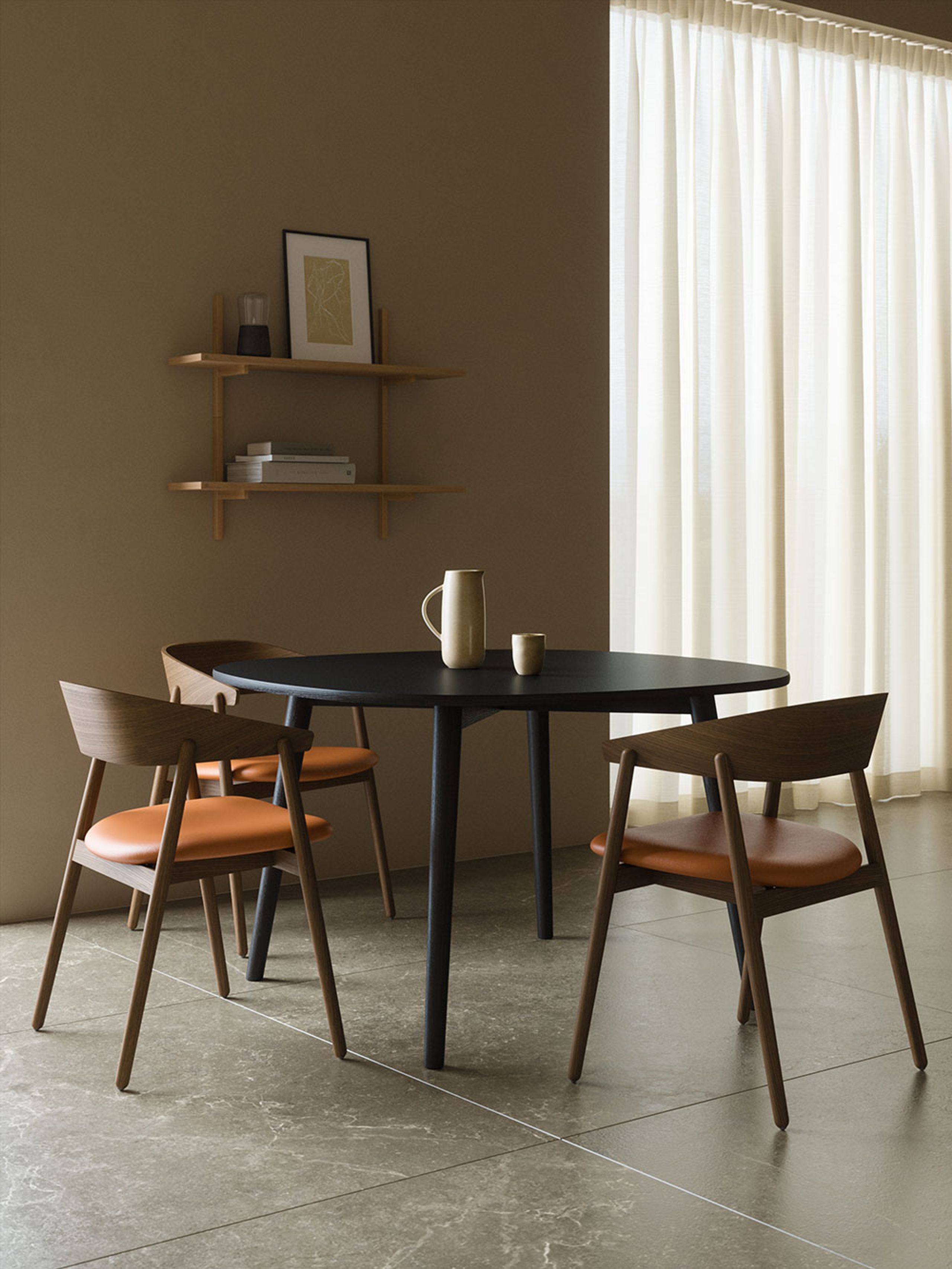 Andersen Furniture - Chaise à manger - AC2 Chair / Padded Seat - Hêtre / Blanc pigmenté laqué mat / Cuir : Cognac