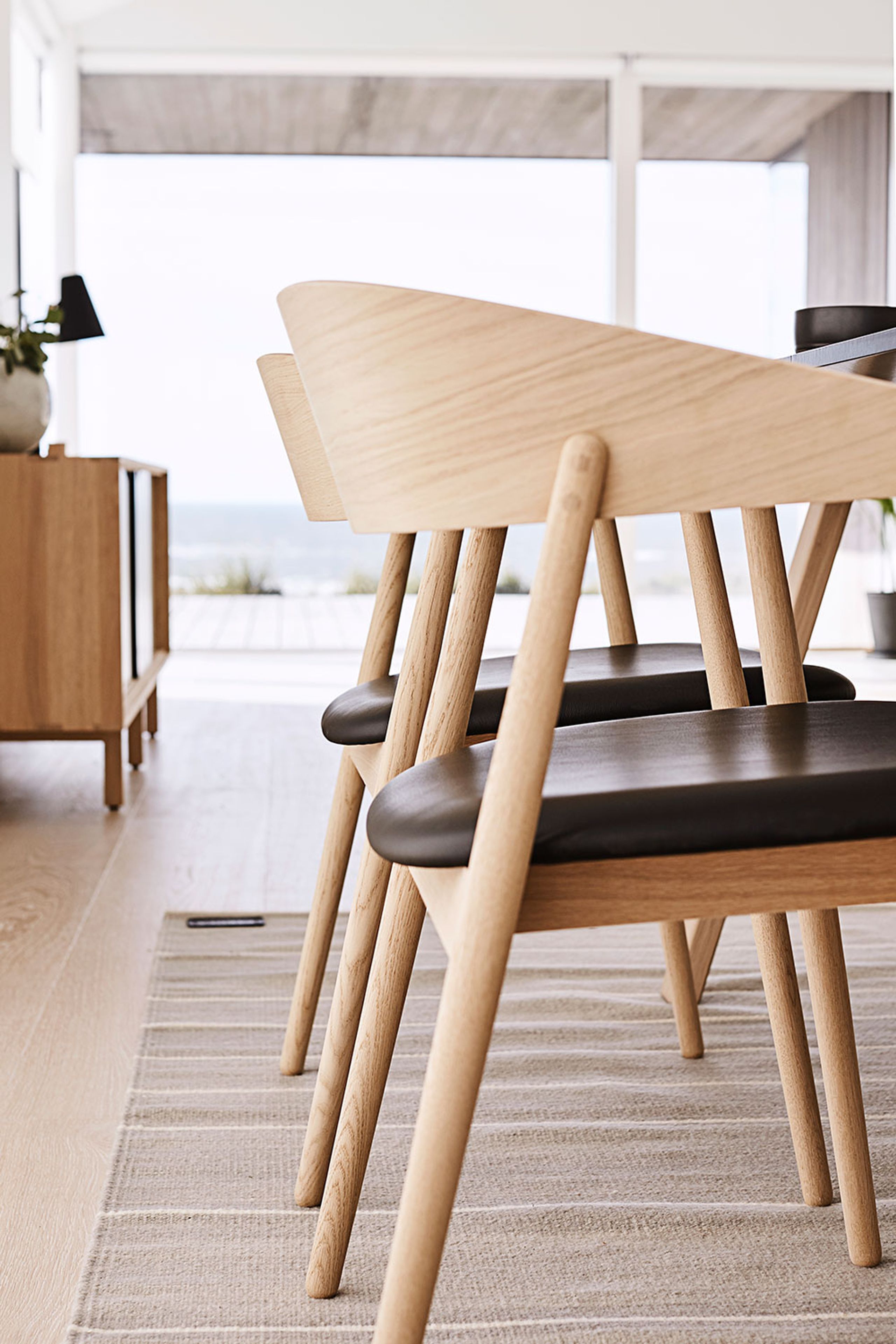 Andersen Furniture - Spisebordsstol - AC2 Stol / Polstret sæde - Bøg / Røget mat Lakeret / Læder: Cognac L0002