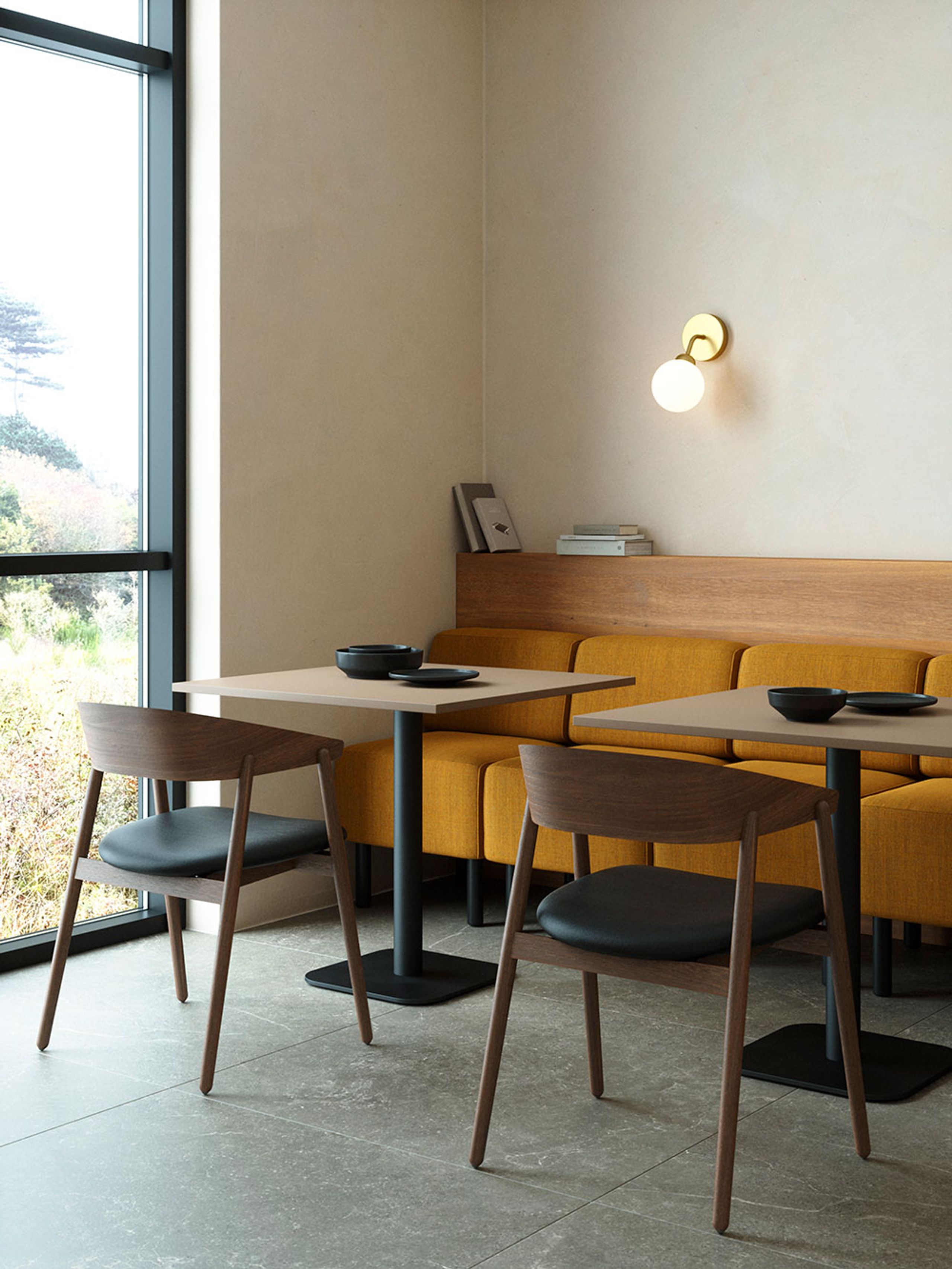 Andersen Furniture - Spisebordsstol - AC2 Stol / Polstret sæde - Bøg / Røget mat Lakeret / PU Læder: sort P2230