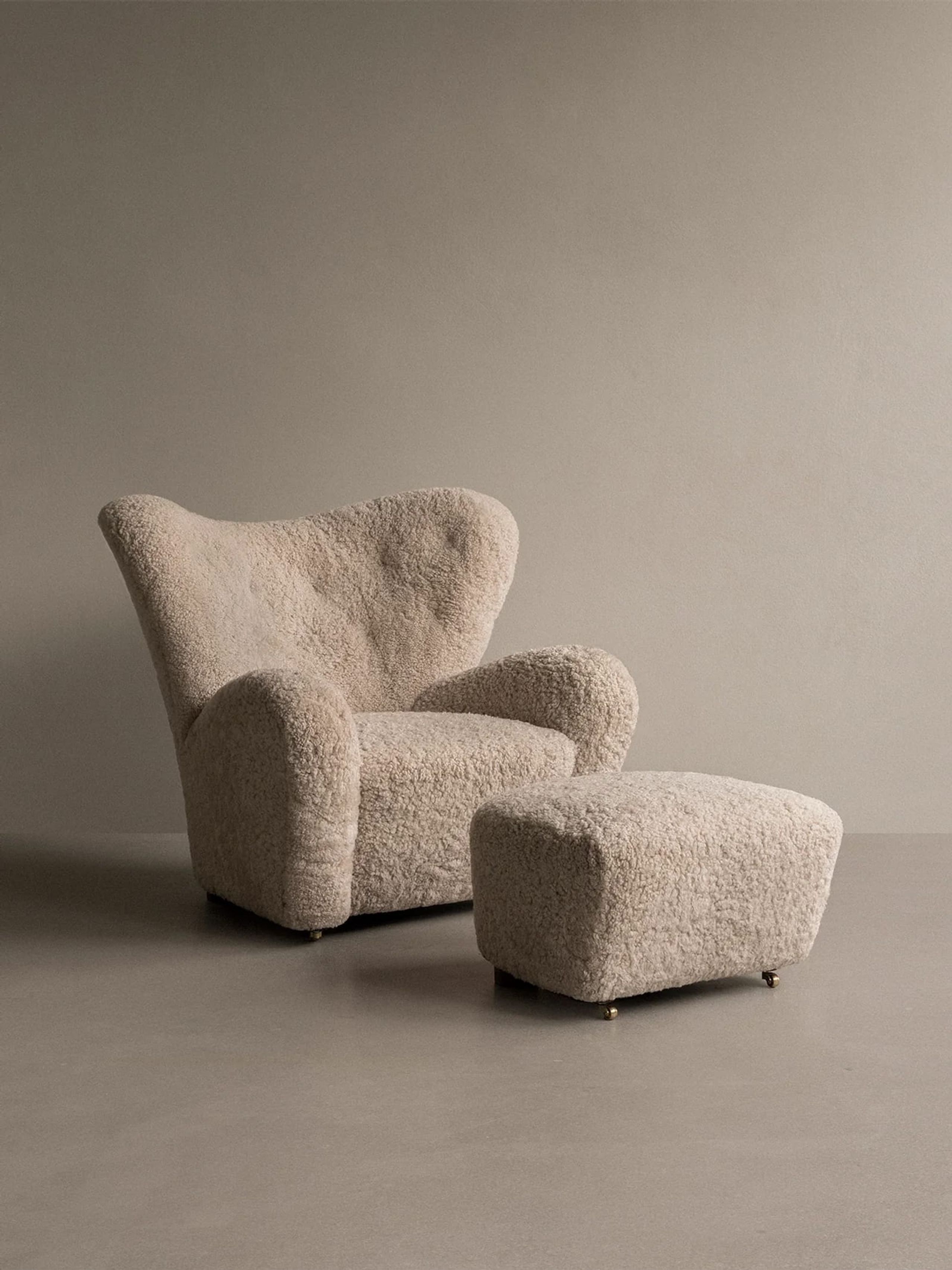 Audo Copenhagen - Fodskammel - Den Trætte Mand fodskammel / By Flemming Lassen - Fabric: Sheepskin Moonlight / Base: Dark Stained Oak