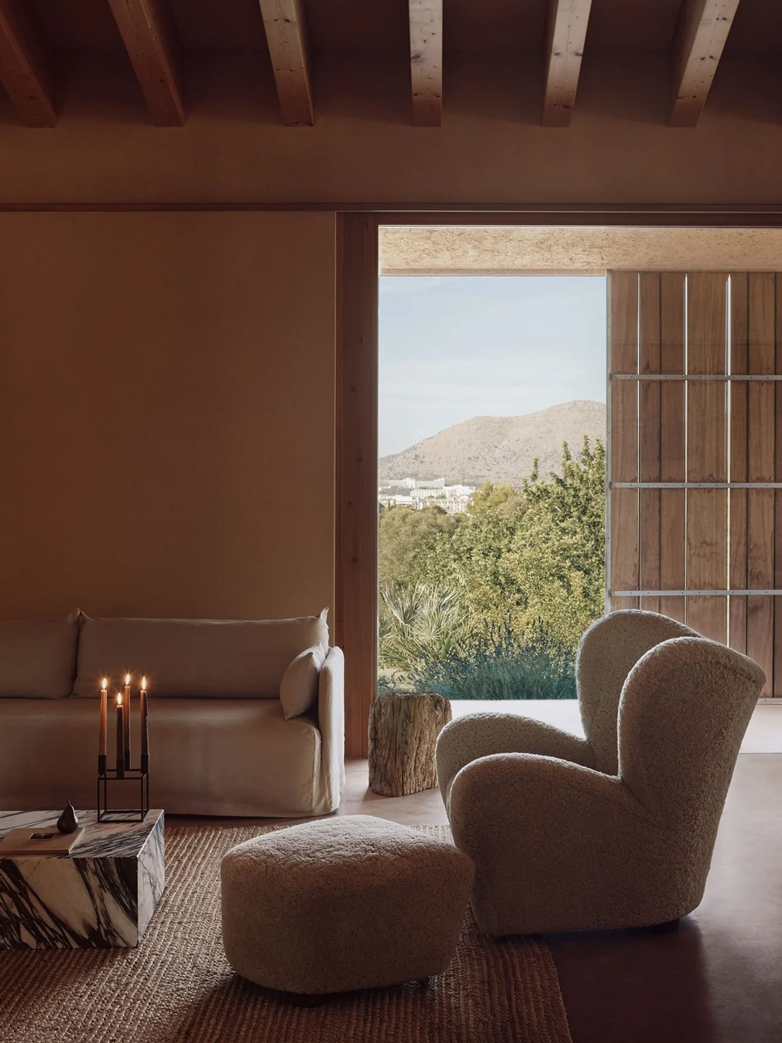 Audo Copenhagen - Fodskammel - Den Trætte Mand fodskammel / By Flemming Lassen - Fabric: Sheepskin Moonlight / Base: Dark Stained Oak