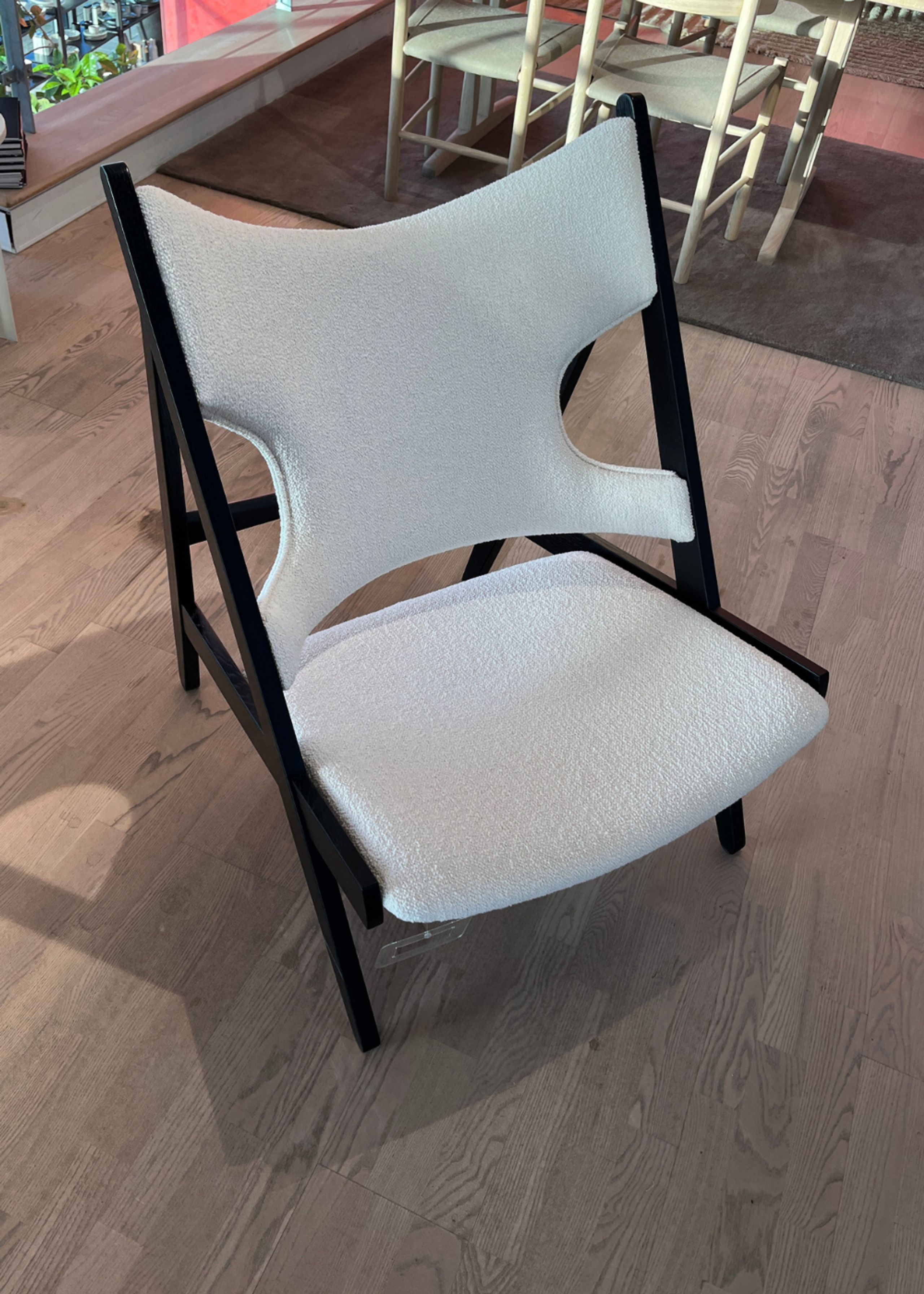 Audo Copenhagen - Lænestol - Knitting Lounge Chair - Black oak / Barnum Bouclé 24 - Udstillingsmodel