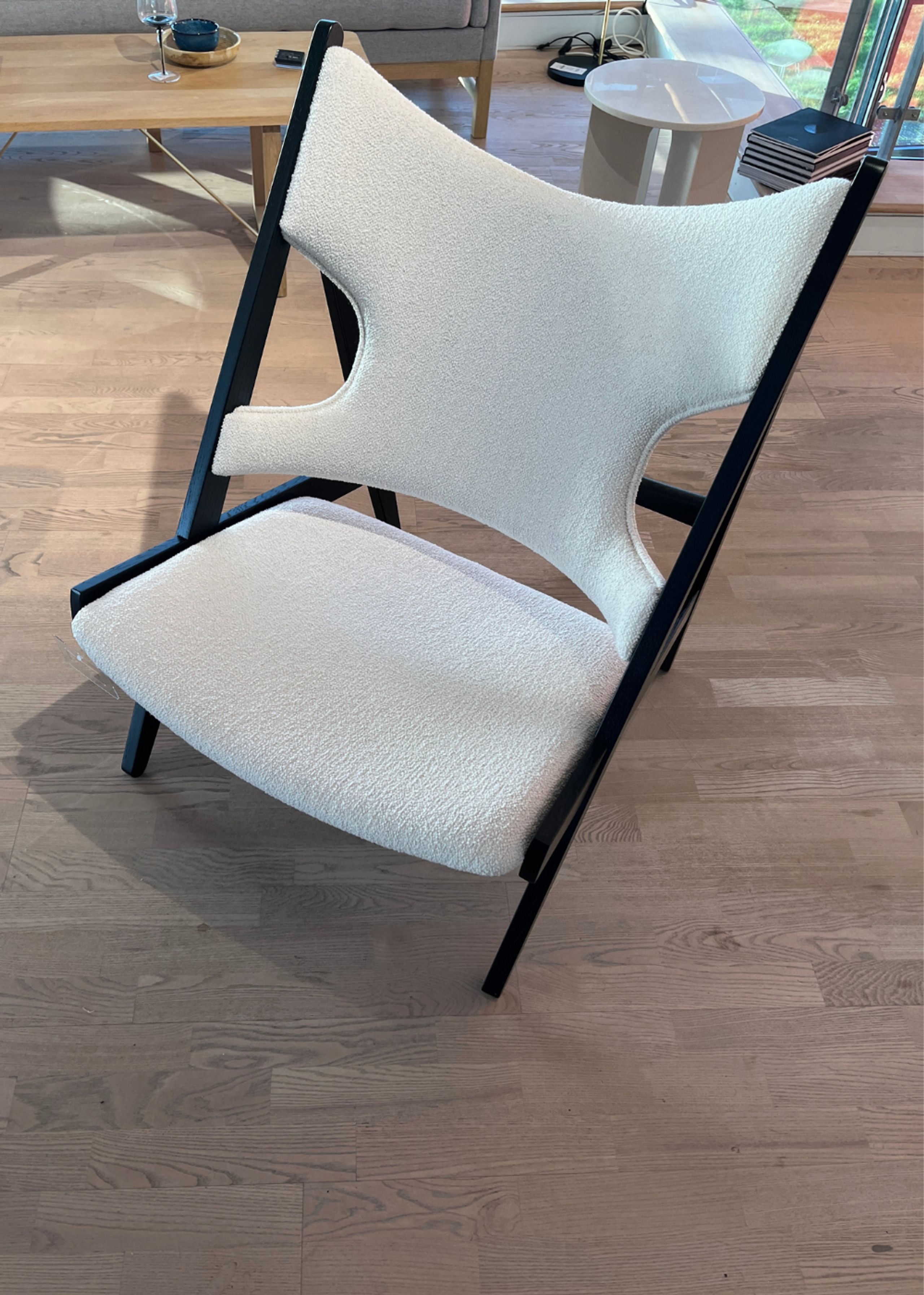 Audo Copenhagen - Lænestol - Knitting Lounge Chair - Black oak / Barnum Bouclé 24 - Udstillingsmodel