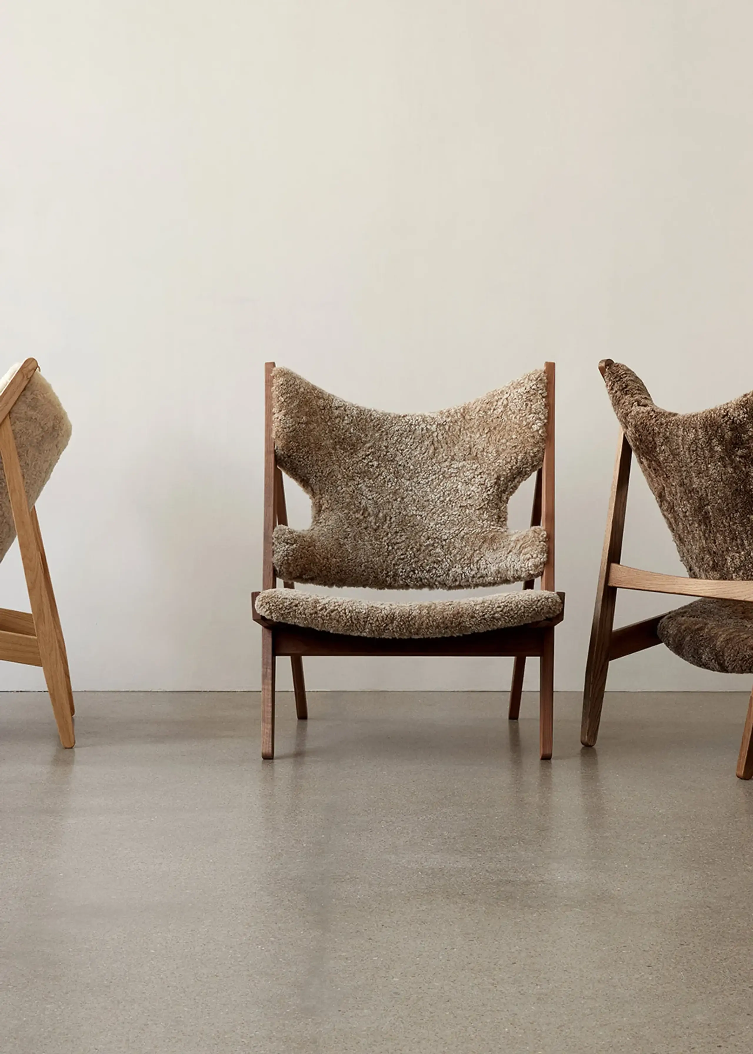 Audo Copenhagen - Sillón - Knitting Lounge Chair - Walnut / Sheepskin: Sahara