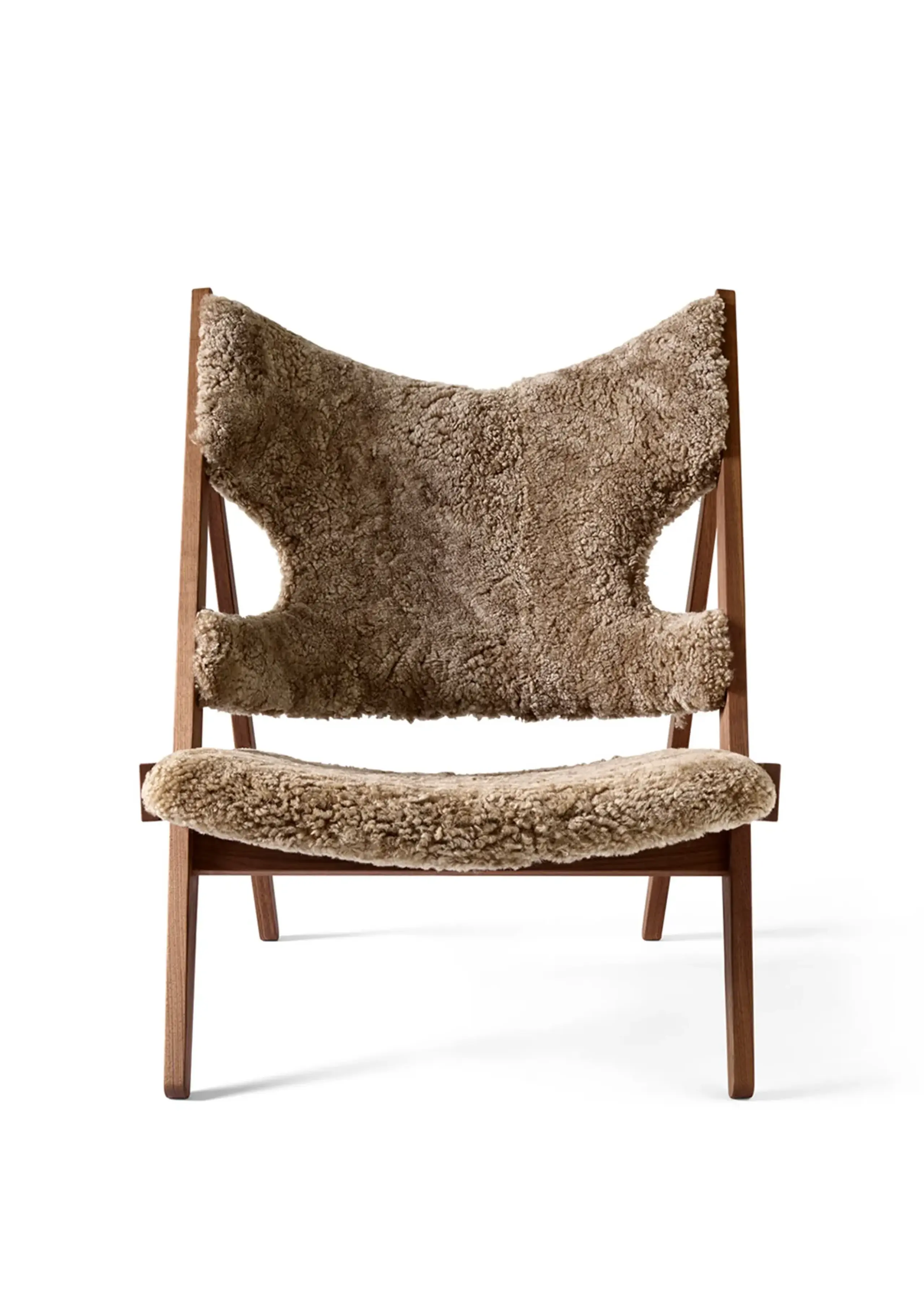Audo Copenhagen - Sillón - Knitting Lounge Chair - Walnut / Sheepskin: Sahara