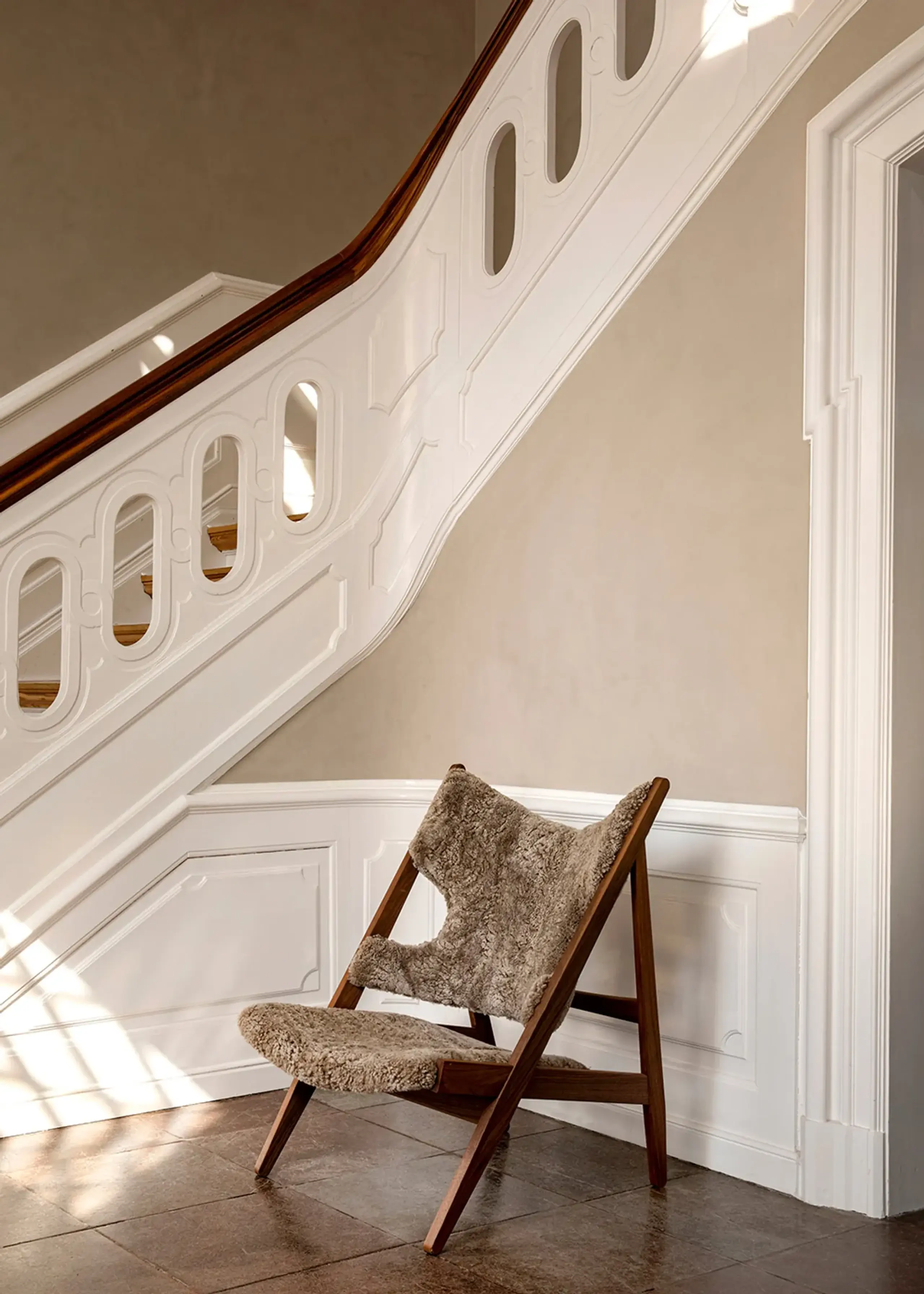 Audo Copenhagen - Sillón - Knitting Lounge Chair - Walnut / Sheepskin: Sahara