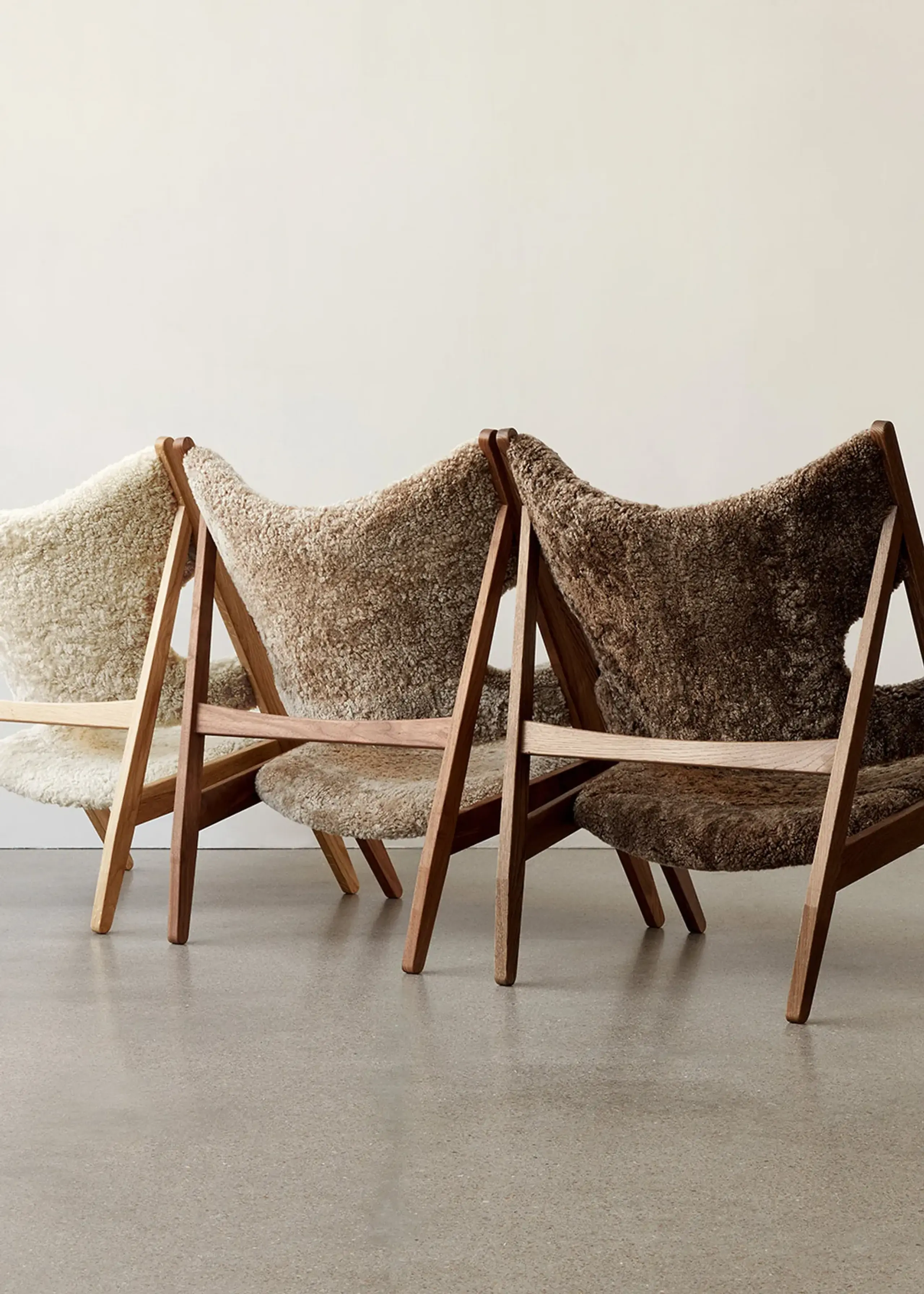 Audo Copenhagen - Sillón - Knitting Lounge Chair - Walnut / Sheepskin: Sahara