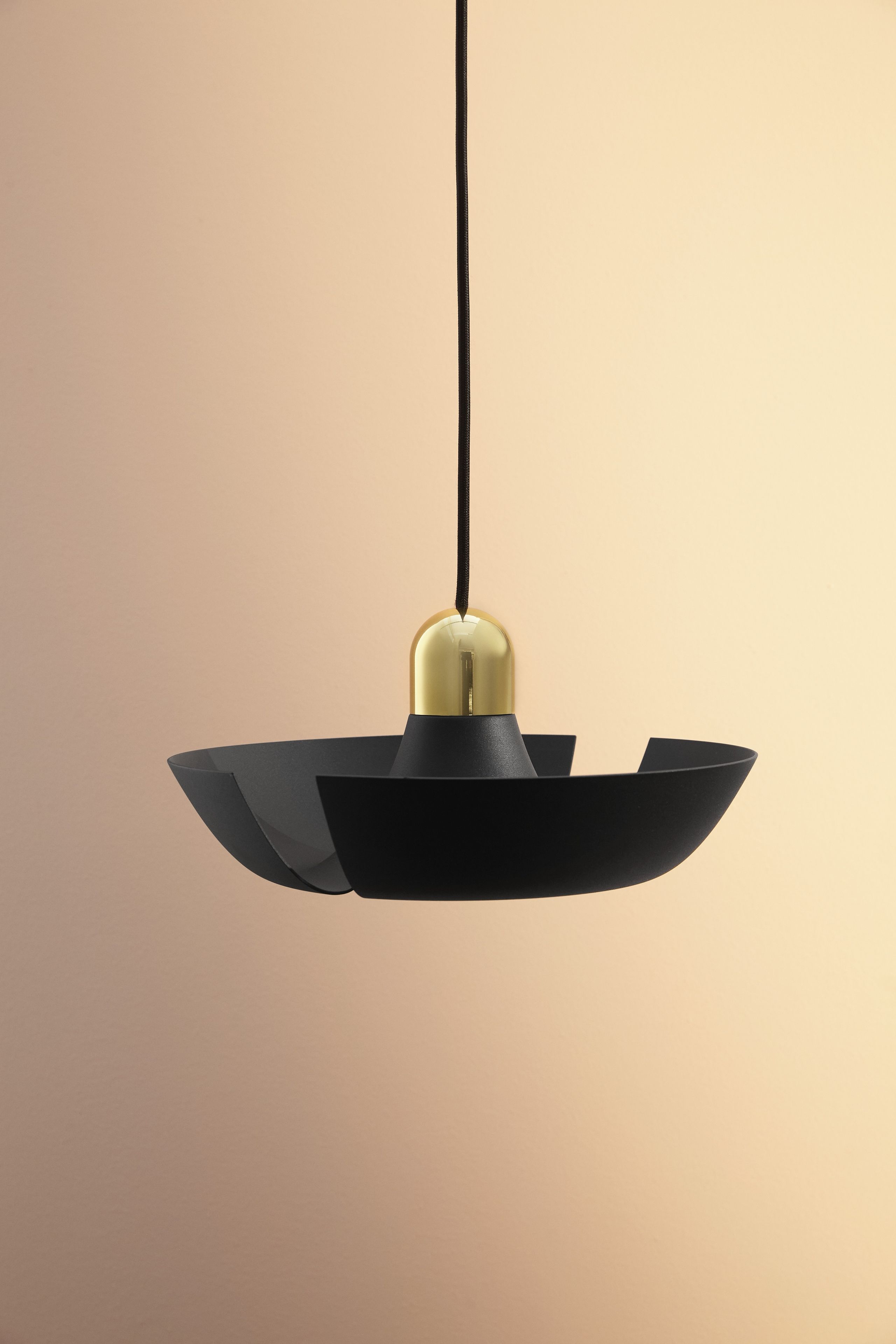 AYTM - Lampe - CYCNUS pendant - Black/gold large