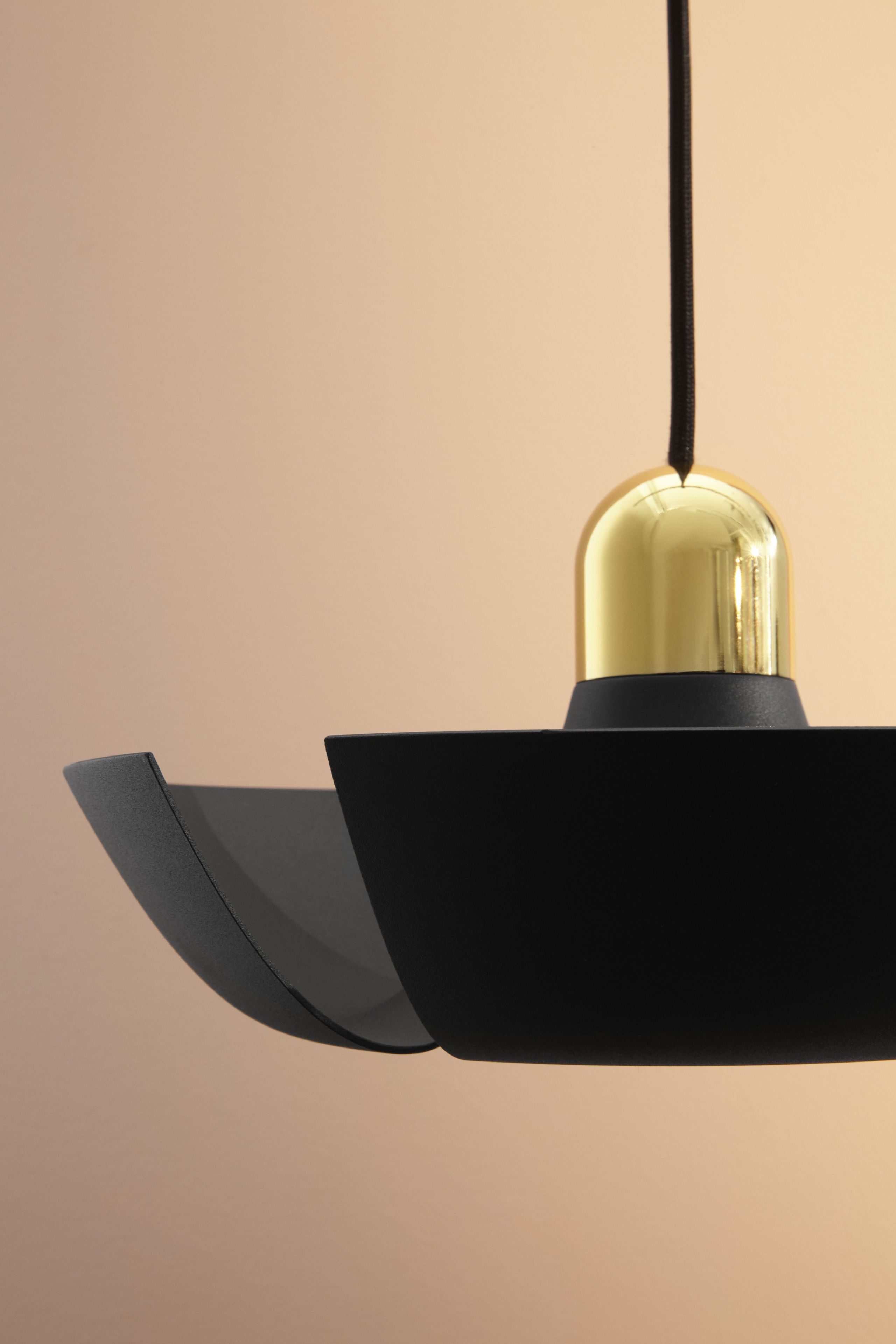 AYTM - Lampe - CYCNUS pendant - Black/gold large