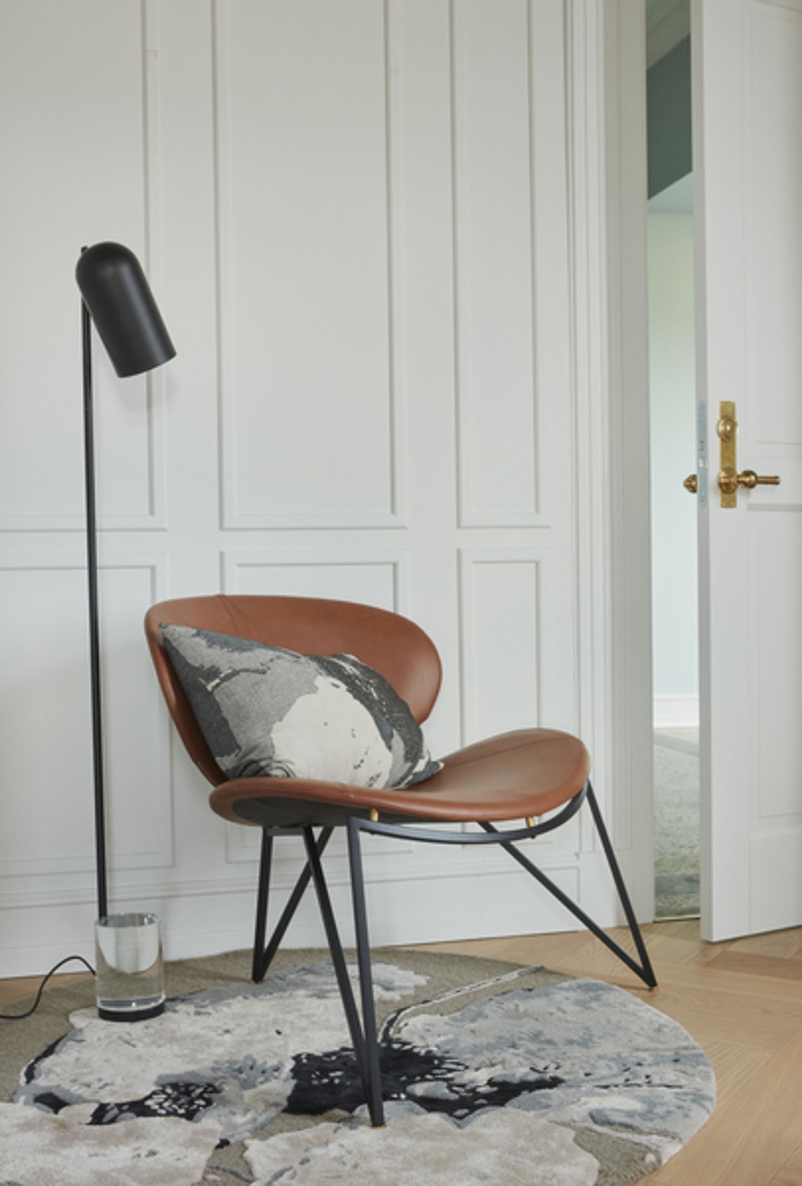 AYTM - Lounge chair - Semper Lounge Chair - Black/Cognac