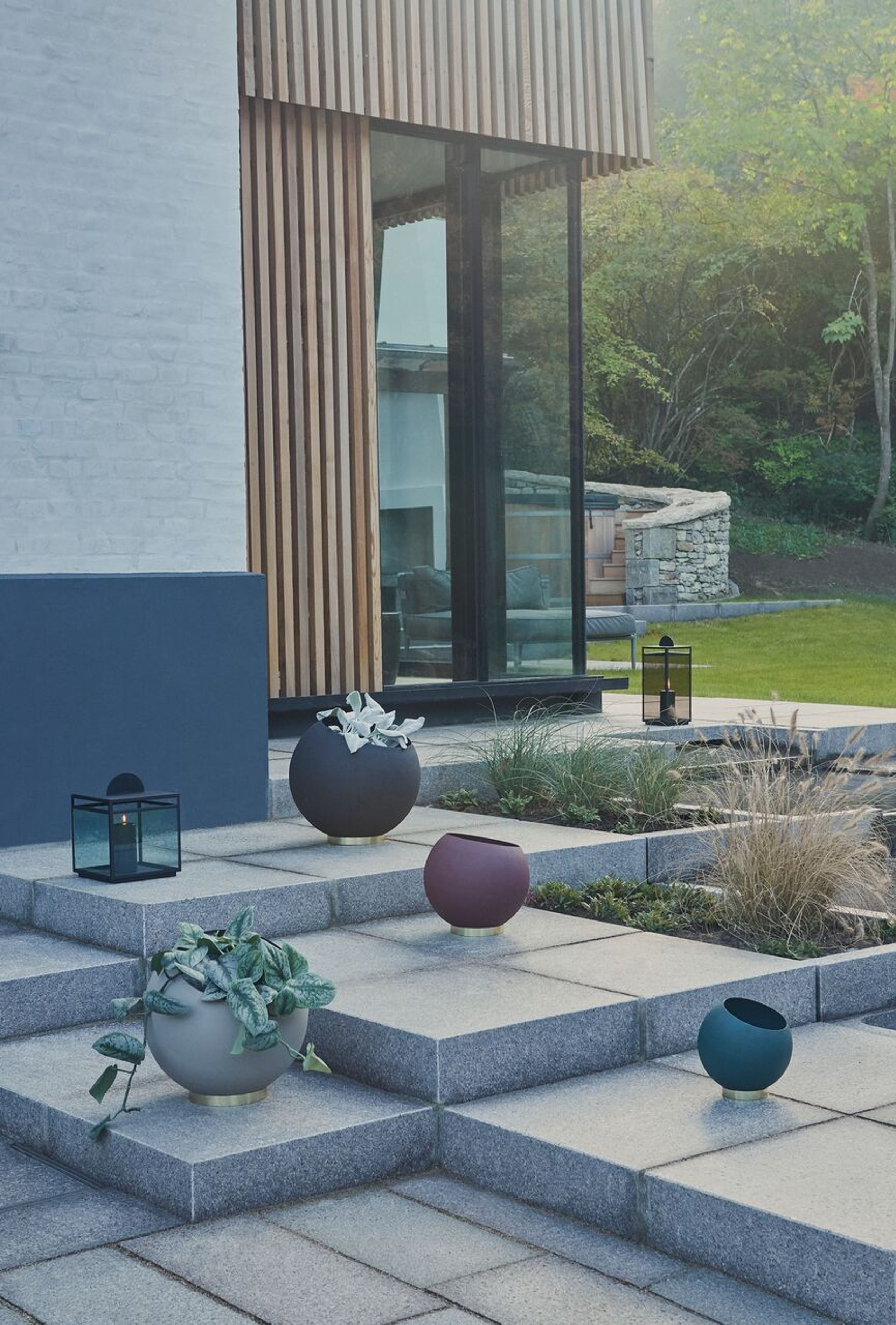 AYTM - Flowerpot - Globe Flower Pot - Black XL