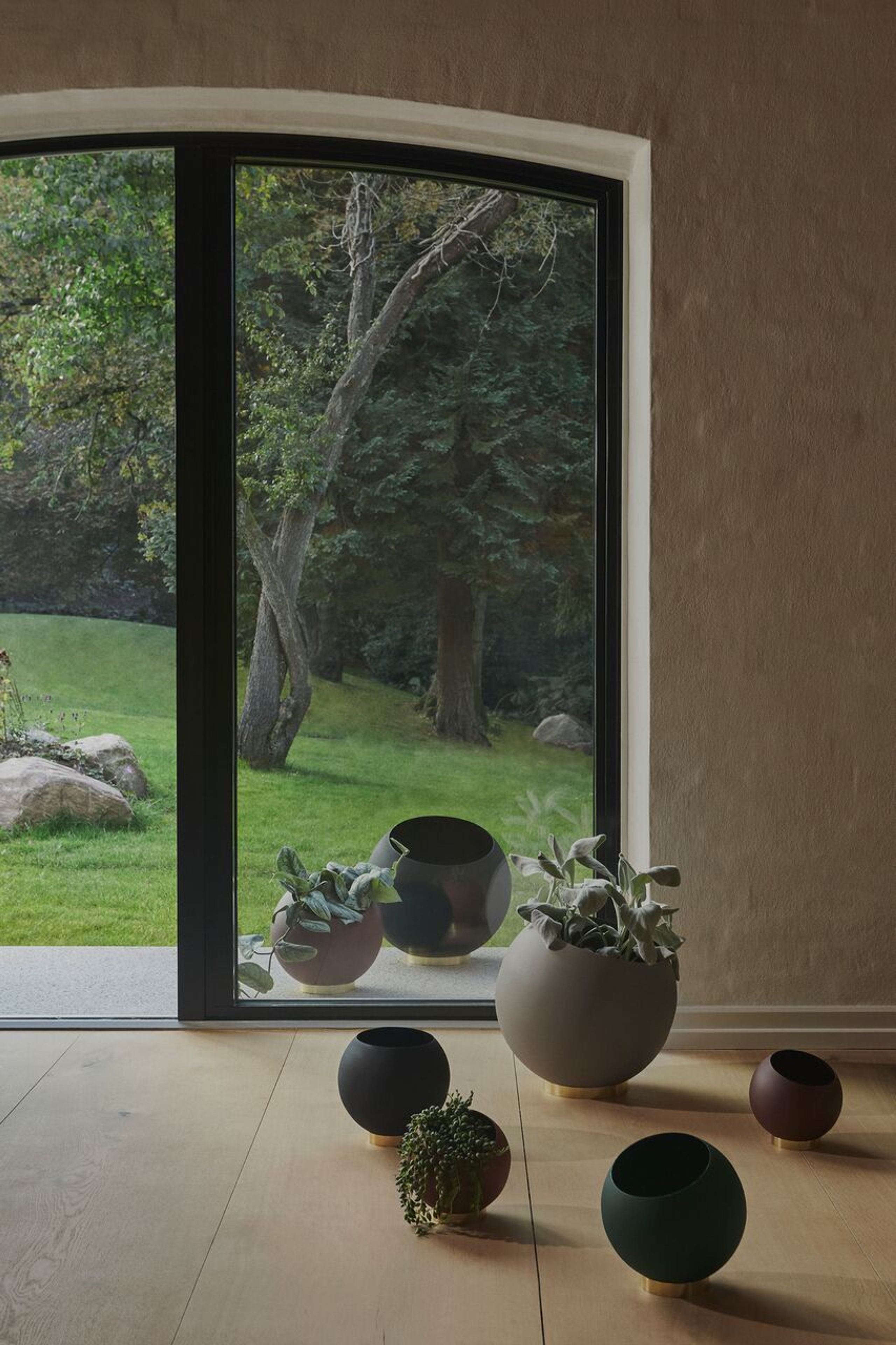 AYTM - Flowerpot - Globe Flower Pot - Black XL