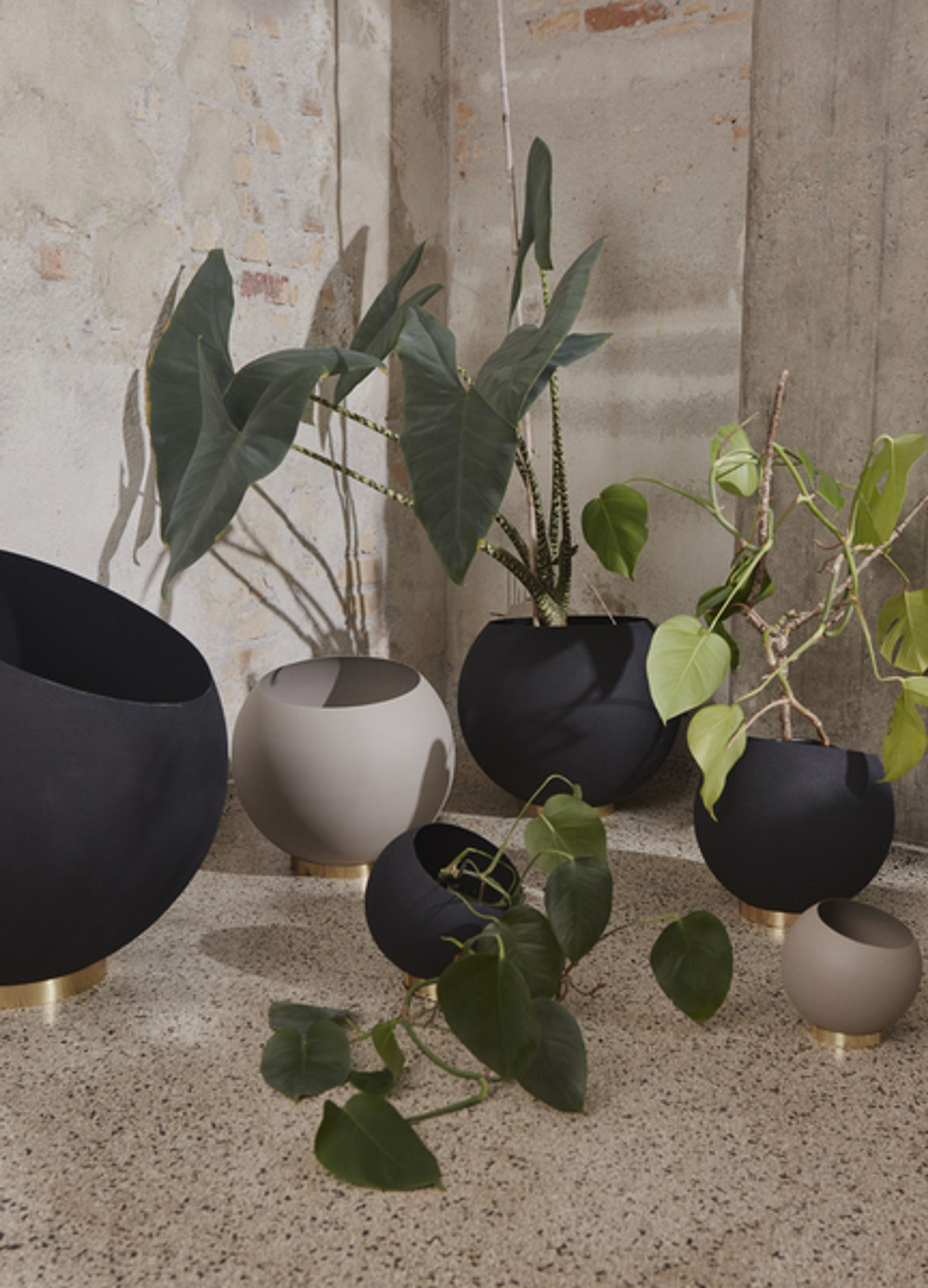 AYTM - Flowerpot - Globe Flower Pot - Black XL