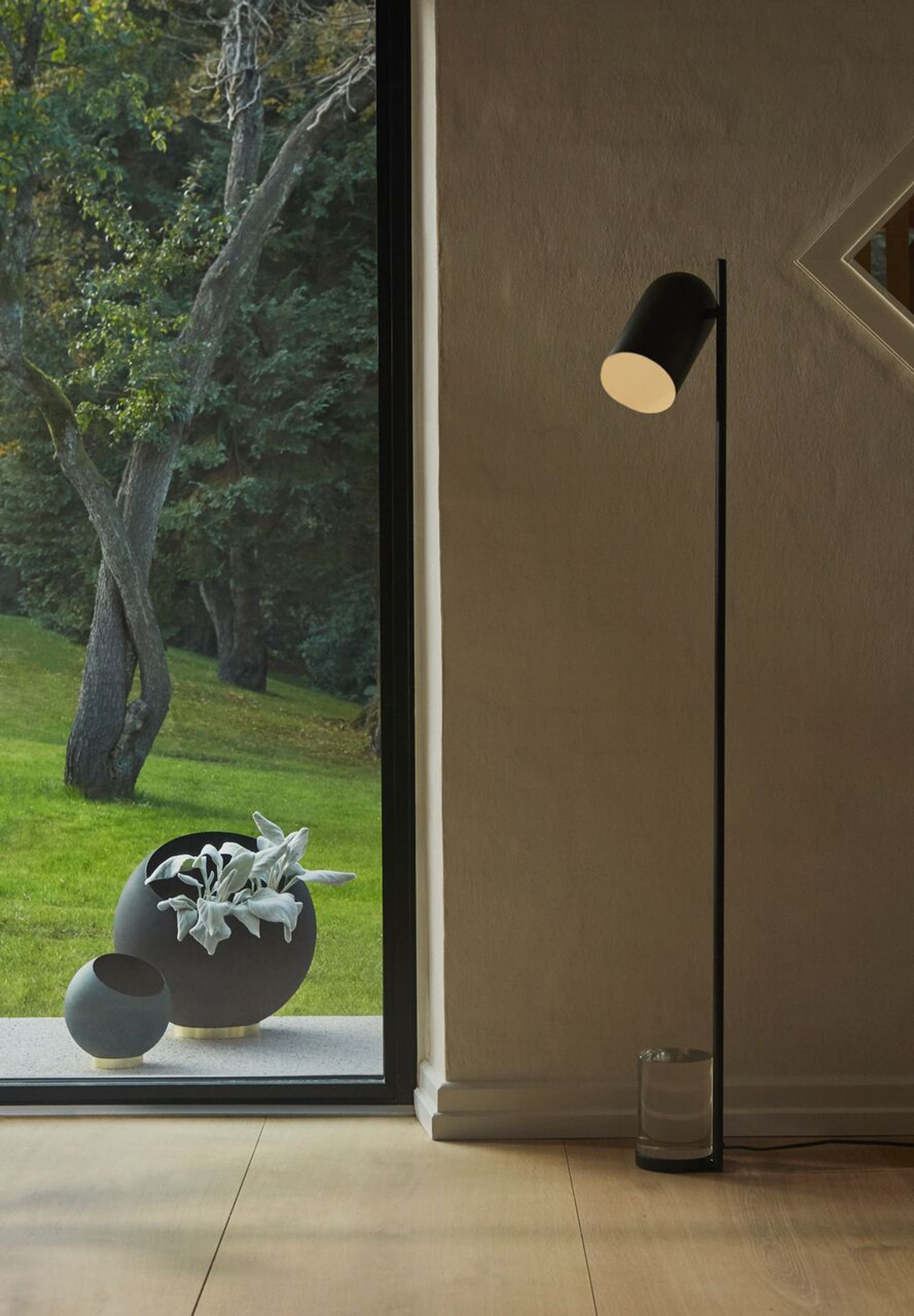 AYTM - Urtepotte - Globe Flower Pot - Black XXL