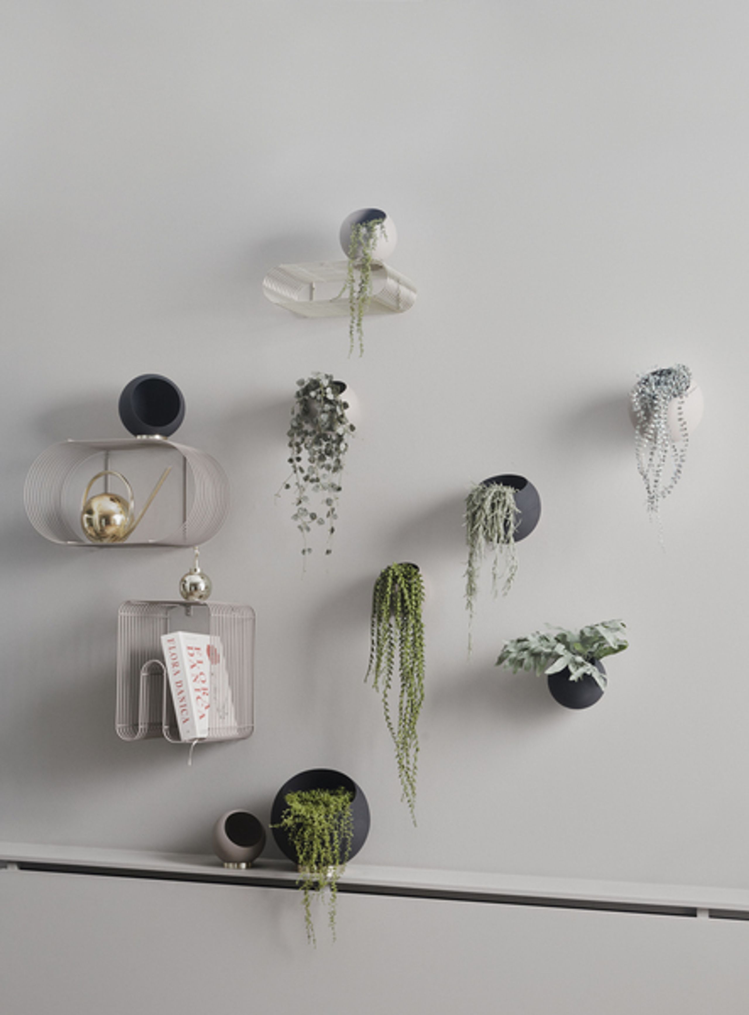 AYTM - Urtepotte - Globe Flower Pot - Black XXL