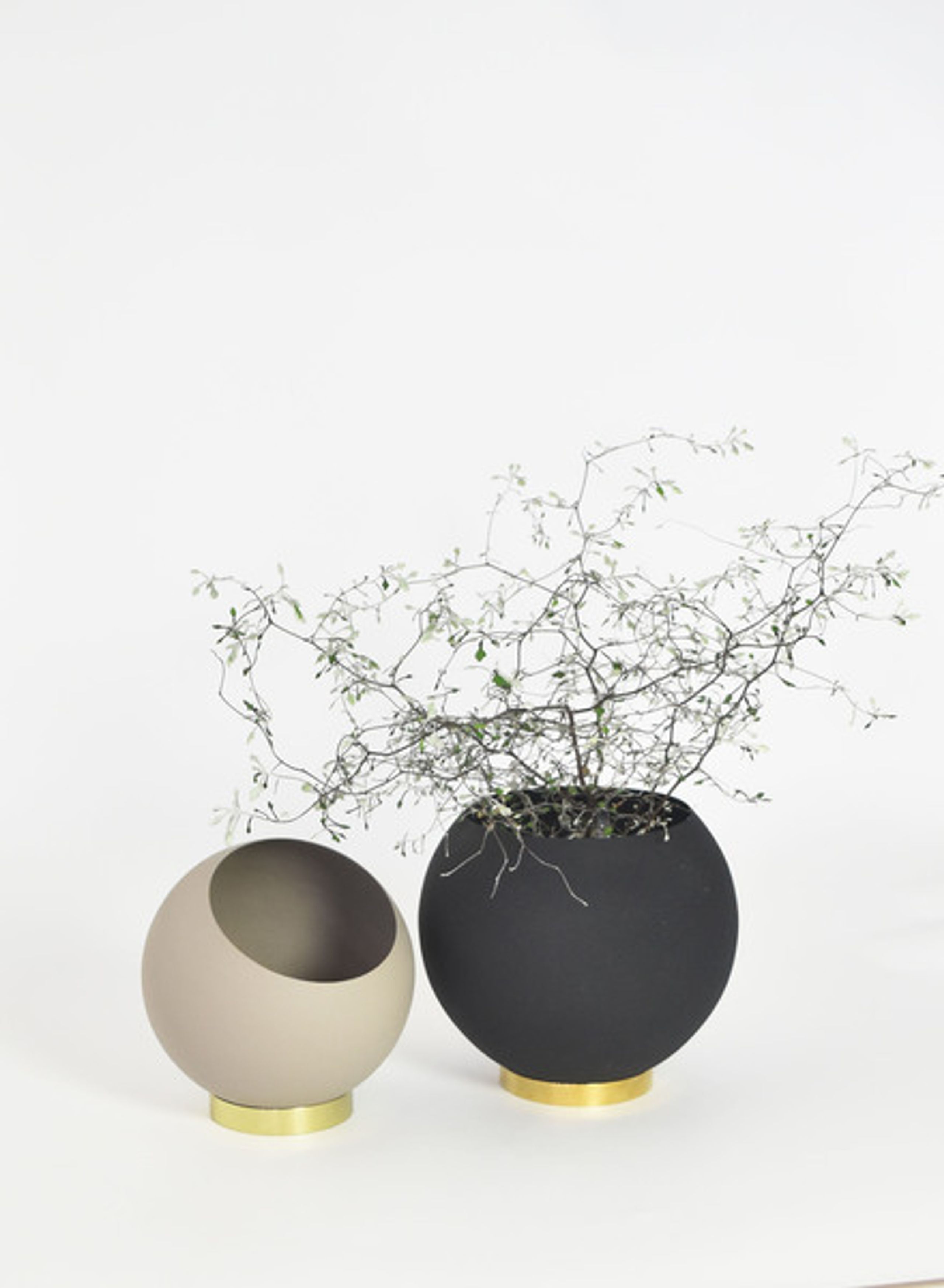 AYTM - Urtepotte - Globe Flower Pot - Black XXL