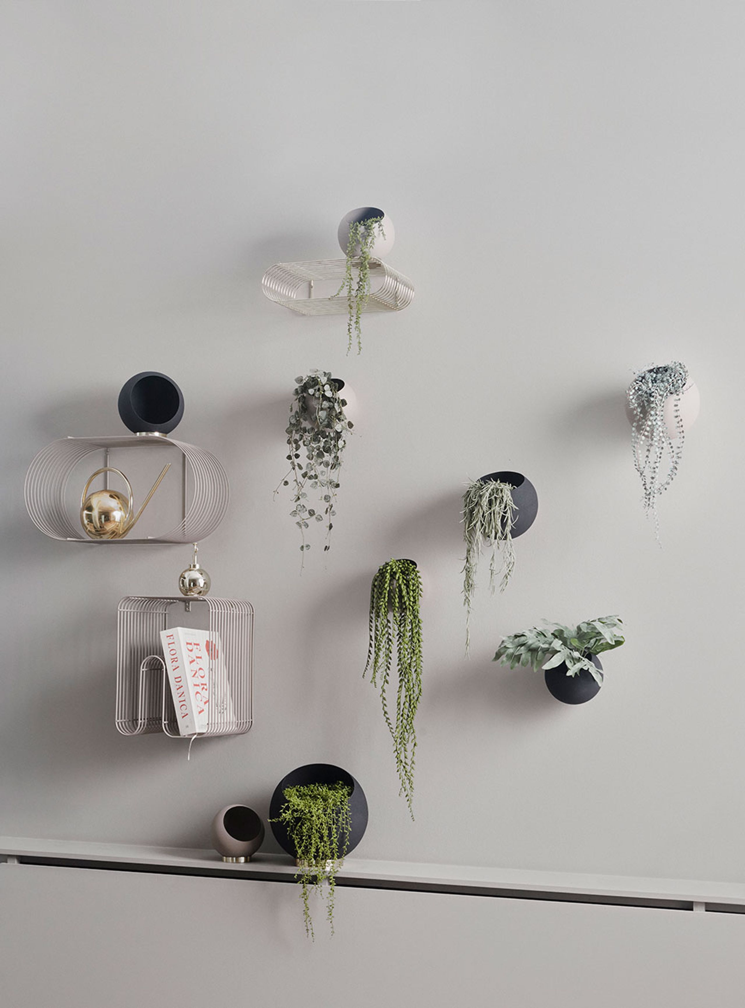 AYTM - Květináč - GLOBE wall flowerpot - Large - Taupe/Gold