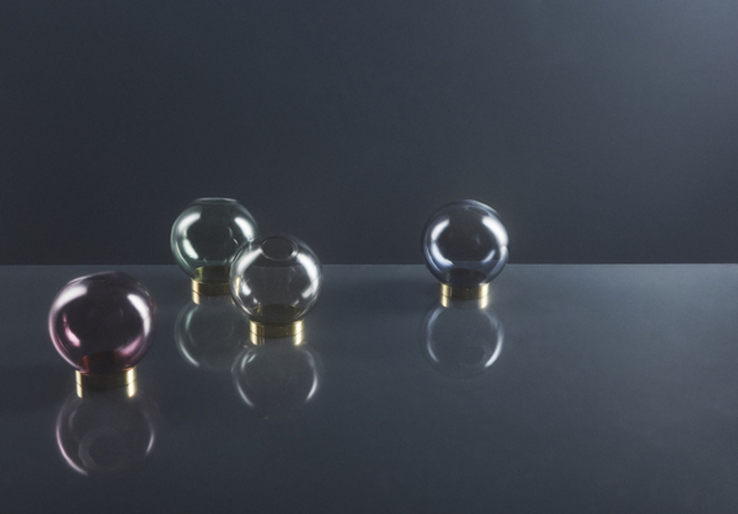 AYTM - Vase - Globe - Round Vase w/Stand - Black/Gold Mini