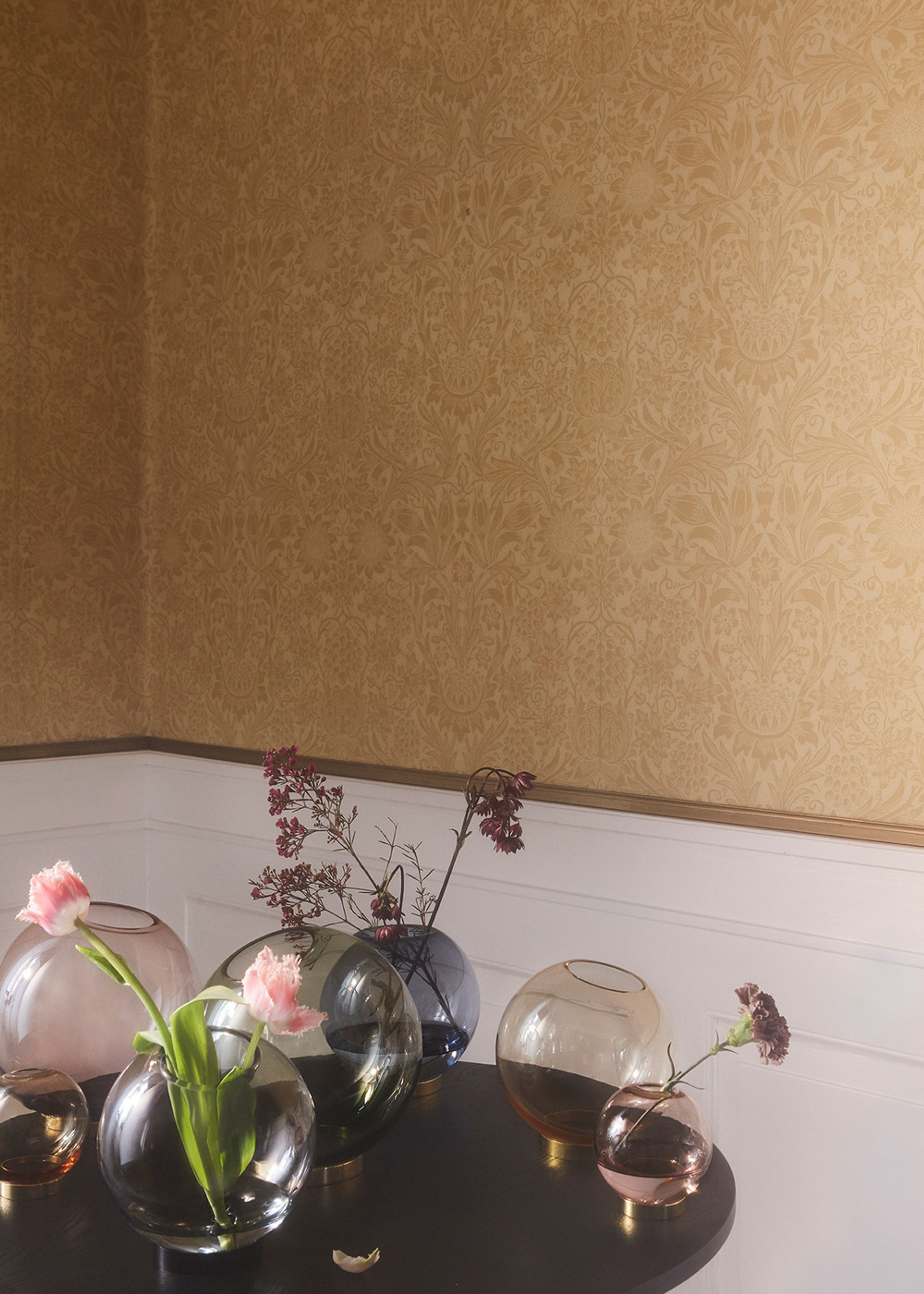 AYTM - Váza - Globe - Round Vase w/Stand - Navy/Gold Mini